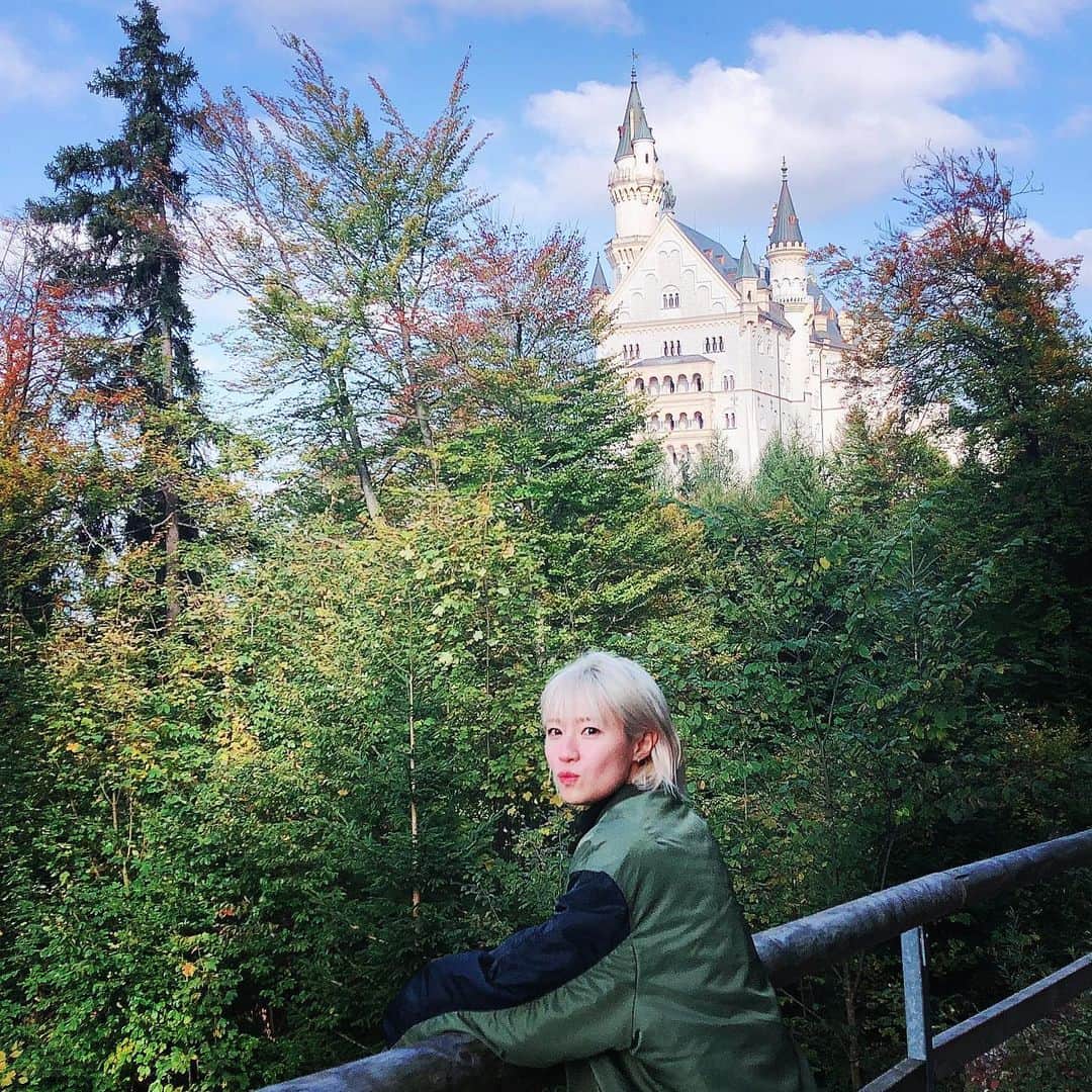 伊東楓さんのインスタグラム写真 - (伊東楓Instagram)「München🇩🇪  シンデレラ城のモチーフになった ノイシュヴァンシュタイン城へ向かう道中、 私はクラシックなドイツ🇩🇪を感じた。 一面が真っ白で まるで砂糖で作ったみたいな雪山、 水の境目が分からない程 透明度の高い小川、 花や落ち葉、自然いっぱいで 趣のあるドイツの古き村をいくつも通ったんだけど、 それが本当に綺麗で、綺麗で…😳✨✨✨  大好きな絵画もたくさん見られたし、大好きな王家の歴史を感じられて、幸せ〜〜〜！ わたしは、しっかりオタクだから〜☺️  #neuschwansteincastle  #Linderhof #ドイツ #Germany #münchen  #ミュンヘン #ノイシュバンシュタイン城  #ドイツ暮らし #daily #ルードリッヒ2世を巡る」10月18日 6時08分 - kaede_ito004