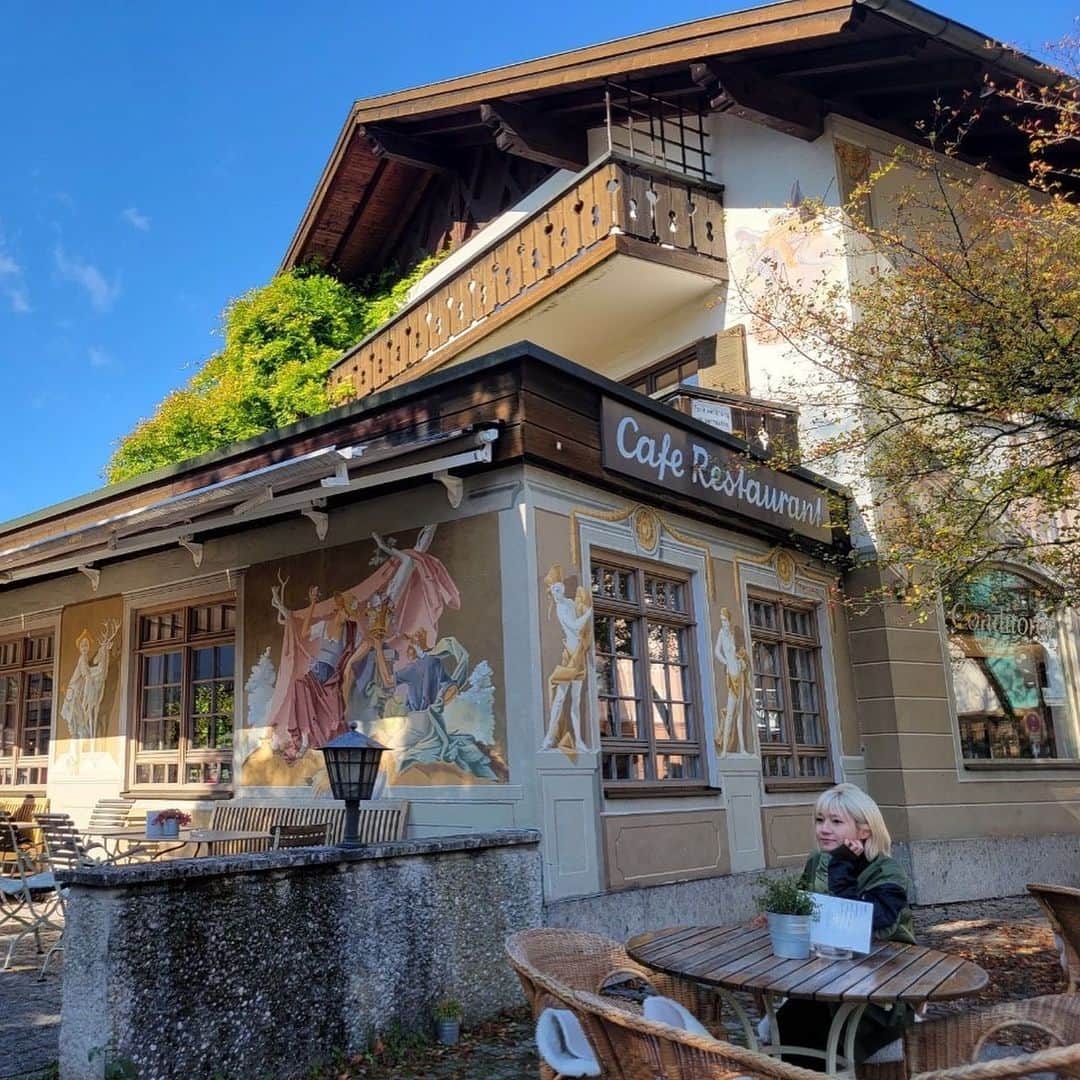 伊東楓さんのインスタグラム写真 - (伊東楓Instagram)「München🇩🇪  シンデレラ城のモチーフになった ノイシュヴァンシュタイン城へ向かう道中、 私はクラシックなドイツ🇩🇪を感じた。 一面が真っ白で まるで砂糖で作ったみたいな雪山、 水の境目が分からない程 透明度の高い小川、 花や落ち葉、自然いっぱいで 趣のあるドイツの古き村をいくつも通ったんだけど、 それが本当に綺麗で、綺麗で…😳✨✨✨  大好きな絵画もたくさん見られたし、大好きな王家の歴史を感じられて、幸せ〜〜〜！ わたしは、しっかりオタクだから〜☺️  #neuschwansteincastle  #Linderhof #ドイツ #Germany #münchen  #ミュンヘン #ノイシュバンシュタイン城  #ドイツ暮らし #daily #ルードリッヒ2世を巡る」10月18日 6時08分 - kaede_ito004