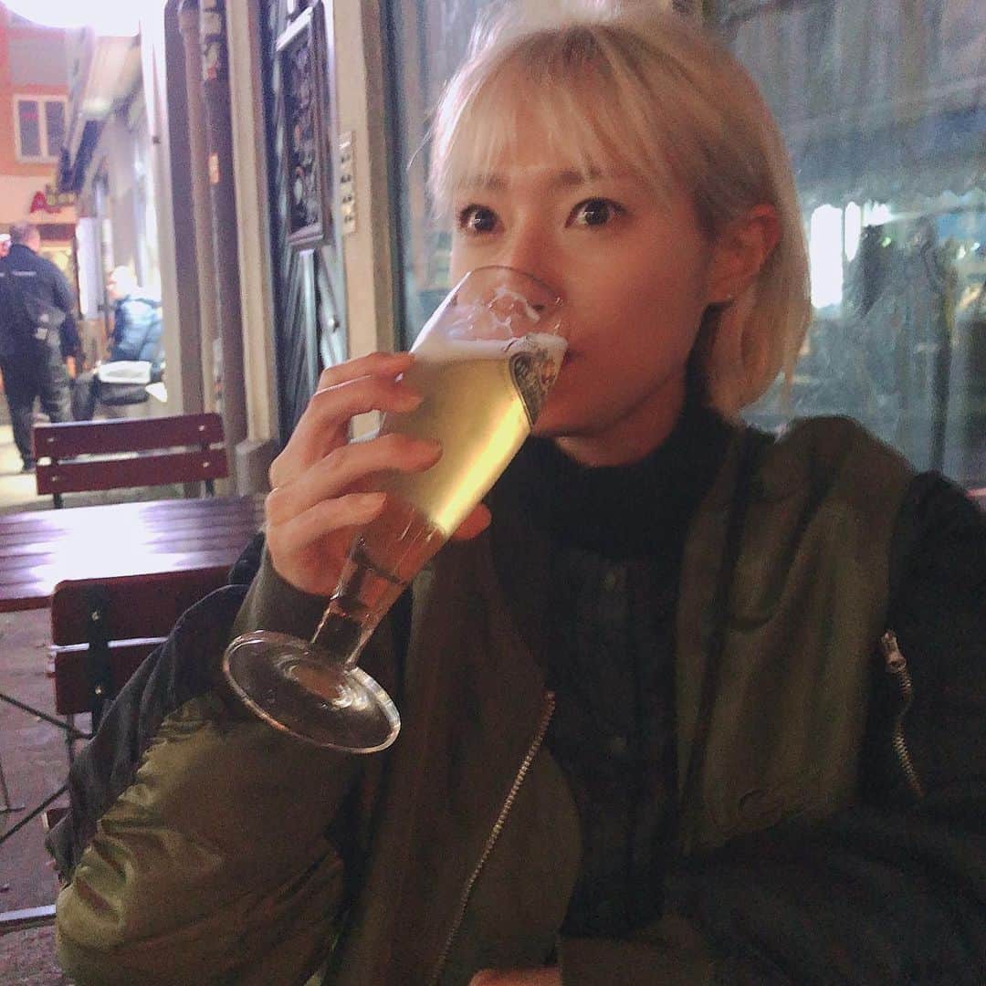 伊東楓さんのインスタグラム写真 - (伊東楓Instagram)「München🇩🇪  シンデレラ城のモチーフになった ノイシュヴァンシュタイン城へ向かう道中、 私はクラシックなドイツ🇩🇪を感じた。 一面が真っ白で まるで砂糖で作ったみたいな雪山、 水の境目が分からない程 透明度の高い小川、 花や落ち葉、自然いっぱいで 趣のあるドイツの古き村をいくつも通ったんだけど、 それが本当に綺麗で、綺麗で…😳✨✨✨  大好きな絵画もたくさん見られたし、大好きな王家の歴史を感じられて、幸せ〜〜〜！ わたしは、しっかりオタクだから〜☺️  #neuschwansteincastle  #Linderhof #ドイツ #Germany #münchen  #ミュンヘン #ノイシュバンシュタイン城  #ドイツ暮らし #daily #ルードリッヒ2世を巡る」10月18日 6時08分 - kaede_ito004