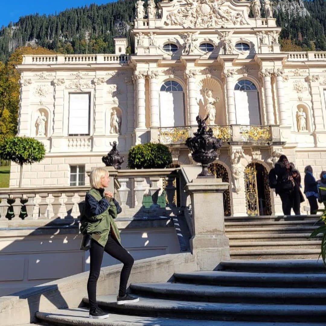 伊東楓さんのインスタグラム写真 - (伊東楓Instagram)「München🇩🇪  シンデレラ城のモチーフになった ノイシュヴァンシュタイン城へ向かう道中、 私はクラシックなドイツ🇩🇪を感じた。 一面が真っ白で まるで砂糖で作ったみたいな雪山、 水の境目が分からない程 透明度の高い小川、 花や落ち葉、自然いっぱいで 趣のあるドイツの古き村をいくつも通ったんだけど、 それが本当に綺麗で、綺麗で…😳✨✨✨  大好きな絵画もたくさん見られたし、大好きな王家の歴史を感じられて、幸せ〜〜〜！ わたしは、しっかりオタクだから〜☺️  #neuschwansteincastle  #Linderhof #ドイツ #Germany #münchen  #ミュンヘン #ノイシュバンシュタイン城  #ドイツ暮らし #daily #ルードリッヒ2世を巡る」10月18日 6時08分 - kaede_ito004
