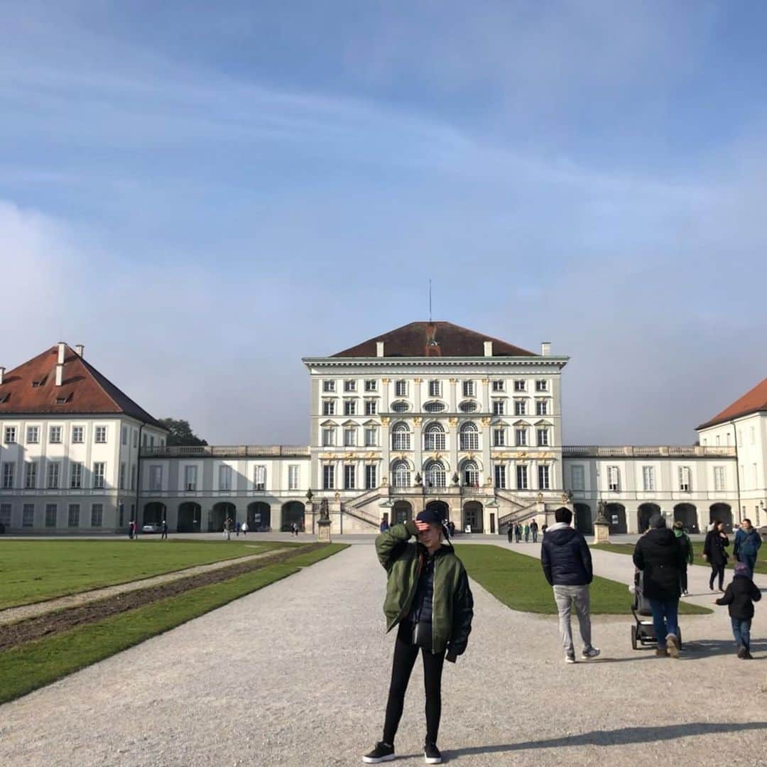 伊東楓さんのインスタグラム写真 - (伊東楓Instagram)「München🇩🇪  シンデレラ城のモチーフになった ノイシュヴァンシュタイン城へ向かう道中、 私はクラシックなドイツ🇩🇪を感じた。 一面が真っ白で まるで砂糖で作ったみたいな雪山、 水の境目が分からない程 透明度の高い小川、 花や落ち葉、自然いっぱいで 趣のあるドイツの古き村をいくつも通ったんだけど、 それが本当に綺麗で、綺麗で…😳✨✨✨  大好きな絵画もたくさん見られたし、大好きな王家の歴史を感じられて、幸せ〜〜〜！ わたしは、しっかりオタクだから〜☺️  #neuschwansteincastle  #Linderhof #ドイツ #Germany #münchen  #ミュンヘン #ノイシュバンシュタイン城  #ドイツ暮らし #daily #ルードリッヒ2世を巡る」10月18日 6時08分 - kaede_ito004