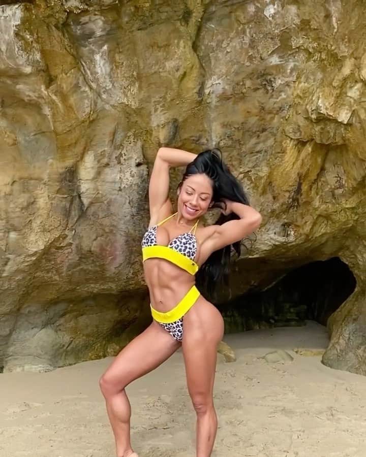 Eri Antonのインスタグラム：「BTS with @megliz.swim and @bangenergy 💛☀️⁣  ⁣ Follow the inventor: @BangEnergy.CEO 😎 ⁣ ⁣ Go to www.bangenergy.com and use ERI10 for a 10% discount⁣ ⁣ Apparel: @megliz.swim⁣ ⁣ #BangEnergy   #EnergyDrink  #ad」