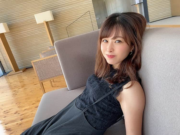 中庄司愛希のインスタグラム：「お久しぶりの投稿です❣️ ずっとお家にいる生活でしたが、今日は久しぶりにお気に入りの場所へ🚘✨ 自然たっぷりの景色を見ながらティータイムして、エステを受けて露天風呂の温泉に入って美味しいものを食べ、星を見て最高のパワーチャージをします✌️ #おこもりステイ #お宿 #温泉 #パワーチャージ」