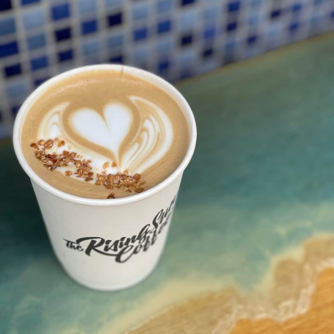 のインスタグラム：「◆GOOD MORNING COFFEE‼︎◆  【APPLE PIE LATTE】  TRSC都内店舗限定シーズナルドリンクのご案内です。  秋のスイーツ、アップルパイをイメージした『アップルパイラテ』をご用意いたしました。リンゴジャム・生クリームなどを使用した、ほんのりリンゴの香りとクリーミーな甘さをお楽しみいただけるカフェラテです。  これからの季節にぴったりのホットラテになります。 皆さまのご来店お待ちしてます‼︎  ＊都内店舗限定になります。  ＊販売はホットのみとなります。  therisingsuncoffee.com  #coffee #coffeebeans  #coffeeroaster  #coffeelab  #coffeeandsurfing  #coffeetime  #coffeelover  #coffeebreak  #coffeeshop  #coffeestand  #coffeeholic  #coffeehouse  #coffee_inst  #coffeemaker  #coffeeshops  #coffeecoffeecoffee  #coffeenclothes  #coffeeaddict  #coffeeculture  #coffeemorning  #coffeemag #specialitycoffee  #applepie  #applepielatte  #TRSC」