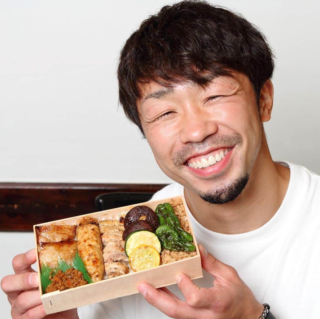 八重樫東のインスタグラム：「「いわて　食でつながろうフェア」開催中。 フェアに参加するお店の一つ「鳥焼処　車屋」さんで オール岩手食材の特製弁当をいただいてきました。  この「んめぇ！」弁当をたくさん食べてもらえたら、 岩手出身として嬉しい限りです。  #いわて食でつながろうフェア #iiiwate  @iwate_campaign  URL: https://magazine.hitosara.com/article/2738/」