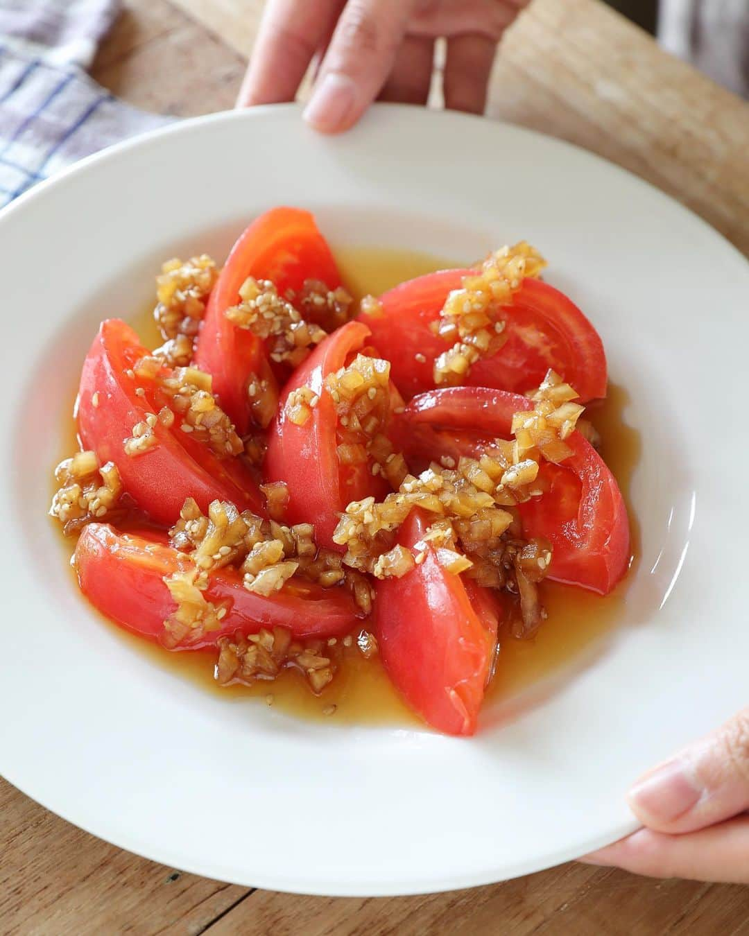 ぐっち夫婦さんのインスタグラム写真 - (ぐっち夫婦Instagram)「レシピあり🍅 「シャキッと玉ねぎのトマトサラダ」 * 🙋‍♀️玉ねぎの食感がいい☺️ 🙋‍♂️冷やしトマトはマヨネーズだけじゃ無いね😁笑 * 今日はトマトサラダ。 玉ねぎを刻んでドレッシングにプラスして✌︎ 玉ねぎの食感が美味しいサラダ。  今回は中華風の胡麻油仕立てですが、 オリーブオイルにしてごまはなしで 洋風にしても！  よかったら作ってみてね〜⭐︎  今日も良い日を＾＾ 寒さにお気をつけてくださいね。  * 🍳オンライン料理教室 11月開始のお申し込みは20日より😊 詳細はこちら💁‍♀️ @gucci_fuufu_onlinecooking みなさんのご参加お待ちしています〜！  📘書籍発売！ 「お疲れ乾杯。今夜は家呑み。」 よかったらAmazonにて🙋‍♂️🍻🙋‍♀️  🎦 YouTube 【ぐっち夫婦のふたりごはん】でも レシピ配信しています〜！ 遊びにきてね🙋‍♂️🙋‍♀️ @gucci_fuufu  * ☺︎☻☺︎ ⓉⓄⒹⒶⓎ'ⓢ ⓜⒺⓃⓊ ☺︎☻☺︎ * 「シャキッと玉ねぎのトマトサラダ」 🥞分量:2人分 ⏰調理時間:10分 ⭐️難易度:★⭐︎⭐︎ * トマト…1個 玉ねぎ…1/4個※長ネギでも🙆‍♂️ 【A】 ポン酢しょうゆ…大さじ1 ごま油…小さじ1 すりおろししょうが…少量※あれば いりごま…適量 こしょう…少々 * 🐣下準備🐣 トマトはくし切りに、玉ねぎはみじんぎりにし水に5分ほどさらして、ペーパーなどで水気をとる。 * 🙋‍♂️玉ねぎと調味料を合わせる🙋‍♀️ ボウルなどに玉ねぎと【A】を合わせる。 * 🙋‍♂️仕上げる🙋‍♀️ 食べる直前にトマトにかける。 * ☻☻ⒽⒺⓁⓁⓄ☻☻ * ぐっち夫婦の今日なにたべよう？🙋‍♂🙋‍♀️ * #japanesefood #japanesefoods #tiktokfood#tiktokjapan #レシピ #料理記録 #手作り料理 #簡単レシピ #ふたりごはん#夕ご飯 #晩ごはん #お家ご飯 #手料理 #今日のごはん #ぐっち夫婦 #料理動画 #youtube料理動画 #サラダレシピ  * YouTube🎦 献立レシピ動画、ライブ配信など YouTube限定のレシピも！ 「料理家ぐっち夫婦」にて * Twitter🐣 献立アイディアつぶやいています 日々の献立決めの参考までに⭐︎ @gucci_fuufu * 公式ブログ✏️ アメブロ公式ブログにて日々の出来事や、 雑誌TVなどのメディア掲載情報を載せています 「ぐっち夫婦　アメブロ」」10月18日 8時23分 - gucci_fuufu