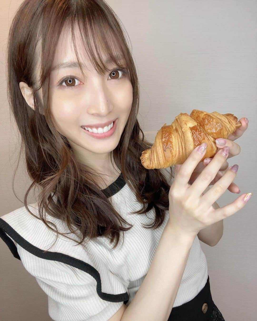 宇野栞菜（阿部栞菜）さんのインスタグラム写真 - (宇野栞菜（阿部栞菜）Instagram)「おはよ😊  クロワッサン美味しい所お友達が教えてくれた💓 パン…🥺笑」10月18日 8時34分 - kanna_uno