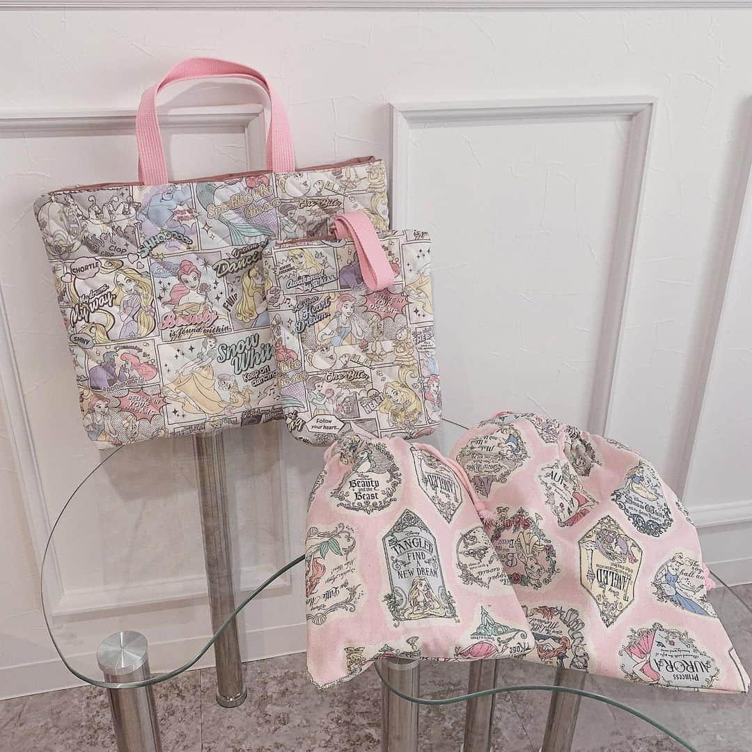 さっぴちゃんのインスタグラム：「... . あかり姉さんは最近、プリンセスが好きなので 入園グッズもプリンセスの生地で製作🏰🎀 . ダイナミックなあかりなのでしっかりめに縫って 裏地も付けたから、しばらくは壊れないでと願う😂 . 気に入ってくれたみたいでお買い物にも持って行く！ って持って行ってたり、嬉しいな☺️🤍 . ここ最近はなんだか急に態度がよろしくないから このまま幼稚園に行くのが若干不安だけど 色んな人と関わって色んな遊びをして 楽しんでくれたらいいな〜と思いながら、 入園準備をせっせと進めてる毎日です☺️。 . 入園時期について質問を頂いていたのですが 人気の園で、6月末の段階でプレも人数待ちの 状態で入れなくて😭 . 4月入園も願書の早い者勝ちと言われたので、 万が一トラブルとかで遅くなったりして 4月入園もダメだと困るので、少し早めの満3歳で 年少さんに混ざって入園することにしました☺️♡ . あかりを産んでから3年間 毎日どんな時もずっと一緒に居たから やっぱり寂しい気持ちも少しはあるけど 新しい環境で、家庭にいるだけじゃできない 色んな事を沢山してきて欲しい(´ω｀)🤍🤍 . とにかくこれからのあかりの毎日が 楽しいものになるといいな☺️♡♡♡ . あっという間に大きくなりますね子どもとは。 大好きあーちゃん👧🏼🎀 . . ………………………………(♡)……………………………… .」