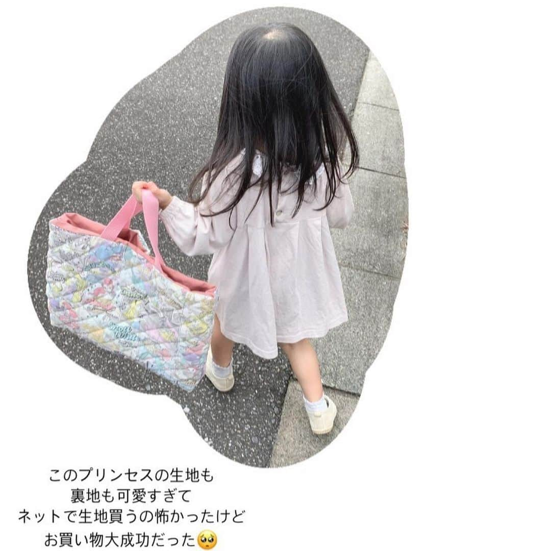 さっぴちゃんさんのインスタグラム写真 - (さっぴちゃんInstagram)「... . あかり姉さんは最近、プリンセスが好きなので 入園グッズもプリンセスの生地で製作🏰🎀 . ダイナミックなあかりなのでしっかりめに縫って 裏地も付けたから、しばらくは壊れないでと願う😂 . 気に入ってくれたみたいでお買い物にも持って行く！ って持って行ってたり、嬉しいな☺️🤍 . ここ最近はなんだか急に態度がよろしくないから このまま幼稚園に行くのが若干不安だけど 色んな人と関わって色んな遊びをして 楽しんでくれたらいいな〜と思いながら、 入園準備をせっせと進めてる毎日です☺️。 . 入園時期について質問を頂いていたのですが 人気の園で、6月末の段階でプレも人数待ちの 状態で入れなくて😭 . 4月入園も願書の早い者勝ちと言われたので、 万が一トラブルとかで遅くなったりして 4月入園もダメだと困るので、少し早めの満3歳で 年少さんに混ざって入園することにしました☺️♡ . あかりを産んでから3年間 毎日どんな時もずっと一緒に居たから やっぱり寂しい気持ちも少しはあるけど 新しい環境で、家庭にいるだけじゃできない 色んな事を沢山してきて欲しい(´ω｀)🤍🤍 . とにかくこれからのあかりの毎日が 楽しいものになるといいな☺️♡♡♡ . あっという間に大きくなりますね子どもとは。 大好きあーちゃん👧🏼🎀 . . ………………………………(♡)……………………………… .」10月18日 9時19分 - sappi_a2669