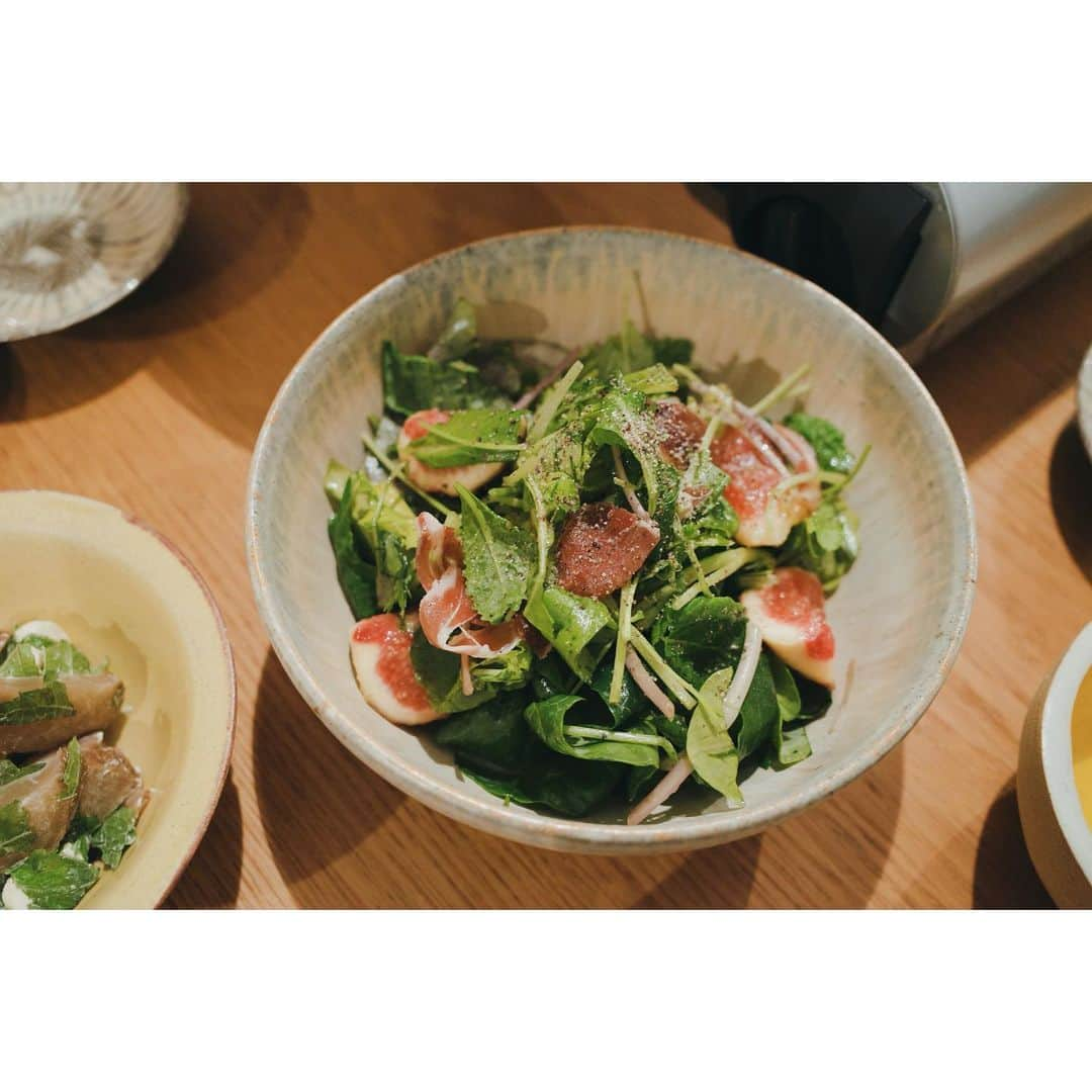 高山都さんのインスタグラム写真 - (高山都Instagram)「お鍋が食べたい季節がやってきた。 一年中けっこー鍋は好きで食べるけど、家では寒くなるとついつい頻度が上がります。 この日は、豆乳坦々鍋🍲 ごま油で、みじん切りの生姜とニンニク炒めて、ぶつ切りにしたネギに焼き目をつけて、そこにお水、顆粒の鶏がらスープ、味噌、みりん、お酒を入れて煮立たせて、白菜や豆腐、きのこ入れて、ある程度火が通ったら豆乳を入れる。(ベーキングパウダー入れると分離しにくいらしい)弱火でコトコト、そこに豚肉入れて、最後に春菊どさっと。 ごまたっぷり、仕上げにラー油たらり。 簡単だけど、めちゃくちゃ美味しいの🐷 生ハムと色々な葉っぱと無花果のサラダは、生ハムの塩分生かして、オリーブオイル、鍋と相性良くしたくてすだちを絞って。 あとは、いぶりがっことクリームチーズと大葉を和えたもの、箸休めに。 この日、すんごい疲れてて、ごはん作るのも面倒だなーって、帰宅して一瞬全てが止まってしまったほど。 でも、えい！とビールでギアを入れたら、おかえりポジティブ都って感じで、いつもよりスローペースだけど楽しく作れた金曜日の夜でした。 Uberでも外食でも良かったけど、家で食べると本当にホッとした。 #みやれゴハン コンロは @snowpeak_official のもの。」10月18日 10時34分 - miyare38