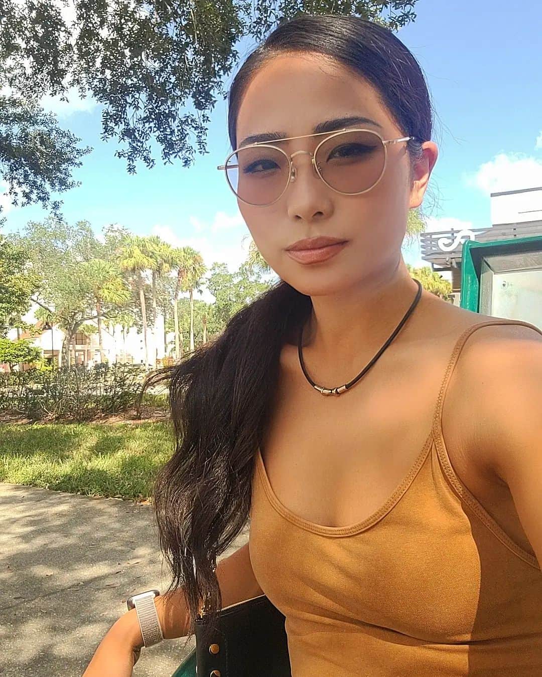 永吉令奈のインスタグラム：「飛行機よりもバスの乗り降りが一番難しかった in 🇺🇸  📷️：待ってたのに停まる気配なくスルーされたある日の朝🚌💨💨👋🏃💦  #乗るときに運転手さんにどこで降りたいか申告制らしい  #車内の止まりますボタン必死で探した  #目の前の人マネして引っ張ったコードはただの電気配線  #ここで降ろしてと言ったら前もって言えよって怒られた  #ハイスピードでぶっ飛ばすバス  #そこらじゅうにリス」