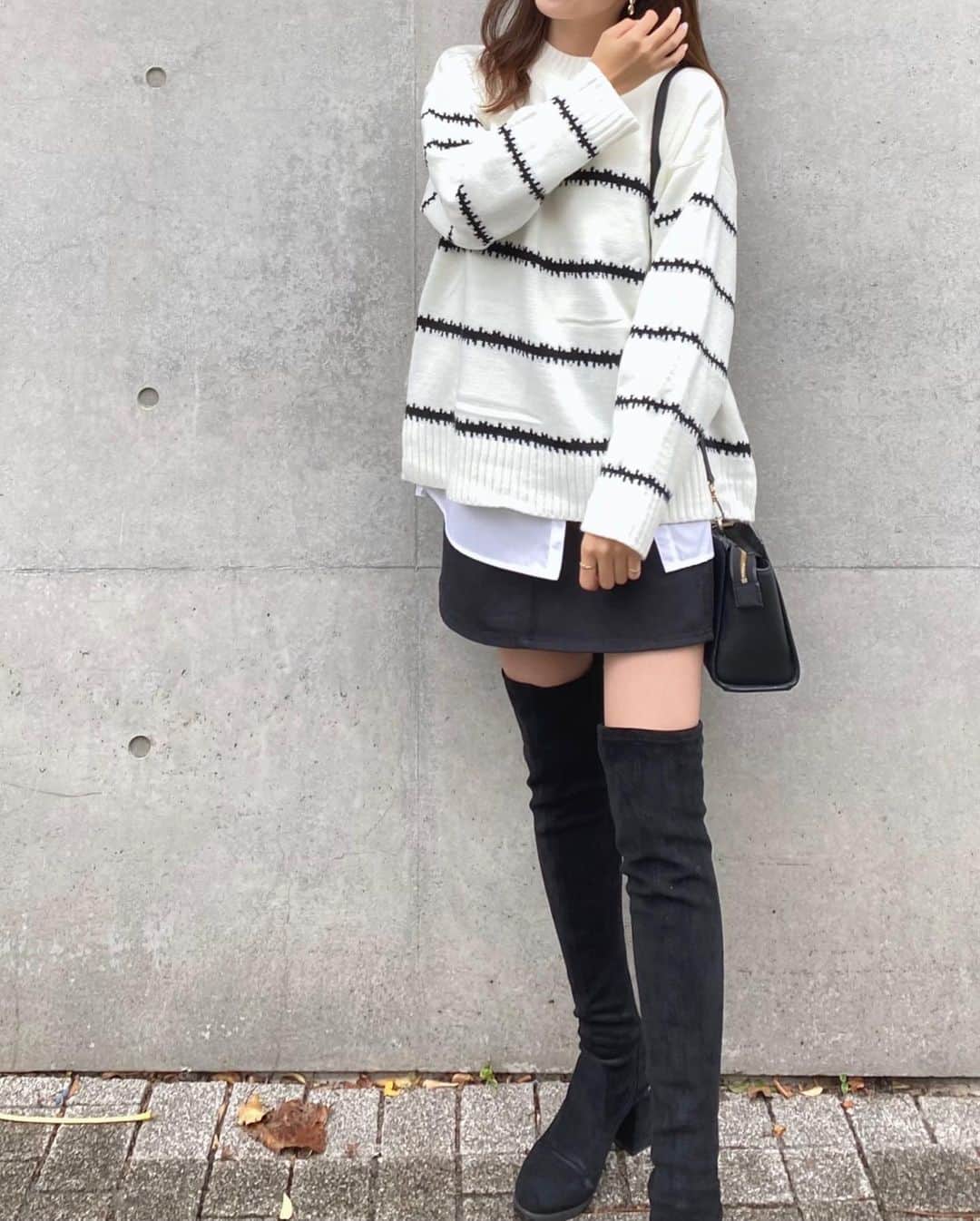 依田奈波さんのインスタグラム写真 - (依田奈波Instagram)「セーターの季節になってきましたね🍂 @holidayandholiday_official のセーター、 シンプルで合わせやすい❤︎  えりとこの前ランチした時に撮ってもらったよ〜🥰 今週の青山ミスコンでみんなに会えるのも楽しみ！  #秋服コーデ #セーター #秋セーター #ニーハイブーツ #モノクロコーデ #ミニスカート #ブラウスコーデ」10月18日 21時04分 - nanami_yoda
