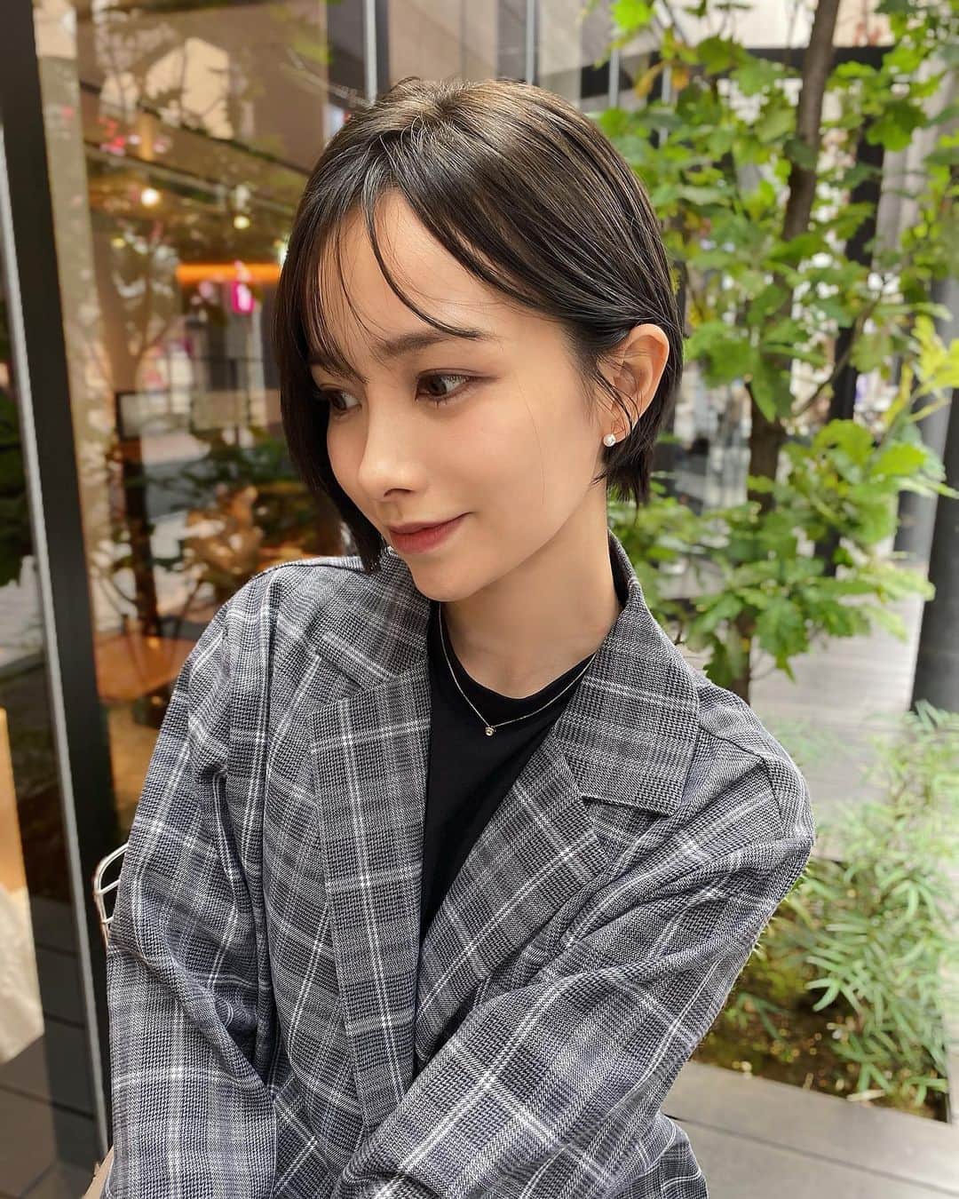 黒澤詩音のインスタグラム：「今晩は。  黒澤、ショートはじめました。  20代のうちにしたかったことの１つを叶えてみました。  宝塚の男役さんが退団された後、 髪を伸ばし始めた頃のあの綺麗さに憧れていたのです。  2ヶ月近く悩み、相談し、繋がりの撮影なども無い今だ！と 先週末バッサリしてきました。 会う友達、会う友達にびっくりされて快感。笑  人生、初。皆様の反応にドキドキ。  #ショート #ショートヘア #ショートカット #ショート女子 #단발머리　#アナウンサー #イメチェン #hair #shorthair」