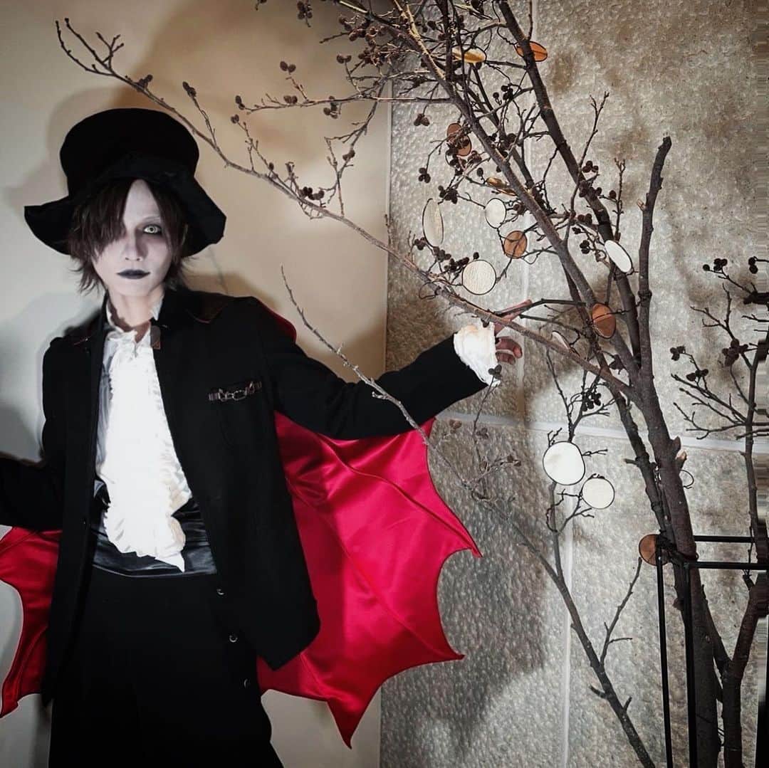 のインスタグラム：「vistlip 13th Anniversary Live "Screams under the Milky Way"。 そしてvistlip最後のZEPP  TOKYO公演でした。 コンセプト的にも時期的にもハロウィン。人生で初めて白くなってみた。初めてだよね？ 鏡見るたび不思議な気持ちになりました。 楽しんでいただけたでしょうか？ 僕は楽しかったです。 楽しすぎて彩のソロは長尺にアレンジしちゃったもんね(←) お恥ずかしいシーンも多々ありましたが、最後のZEPP TOKYOは悔いなく素敵な夜となりました。 ありがとうございました。」