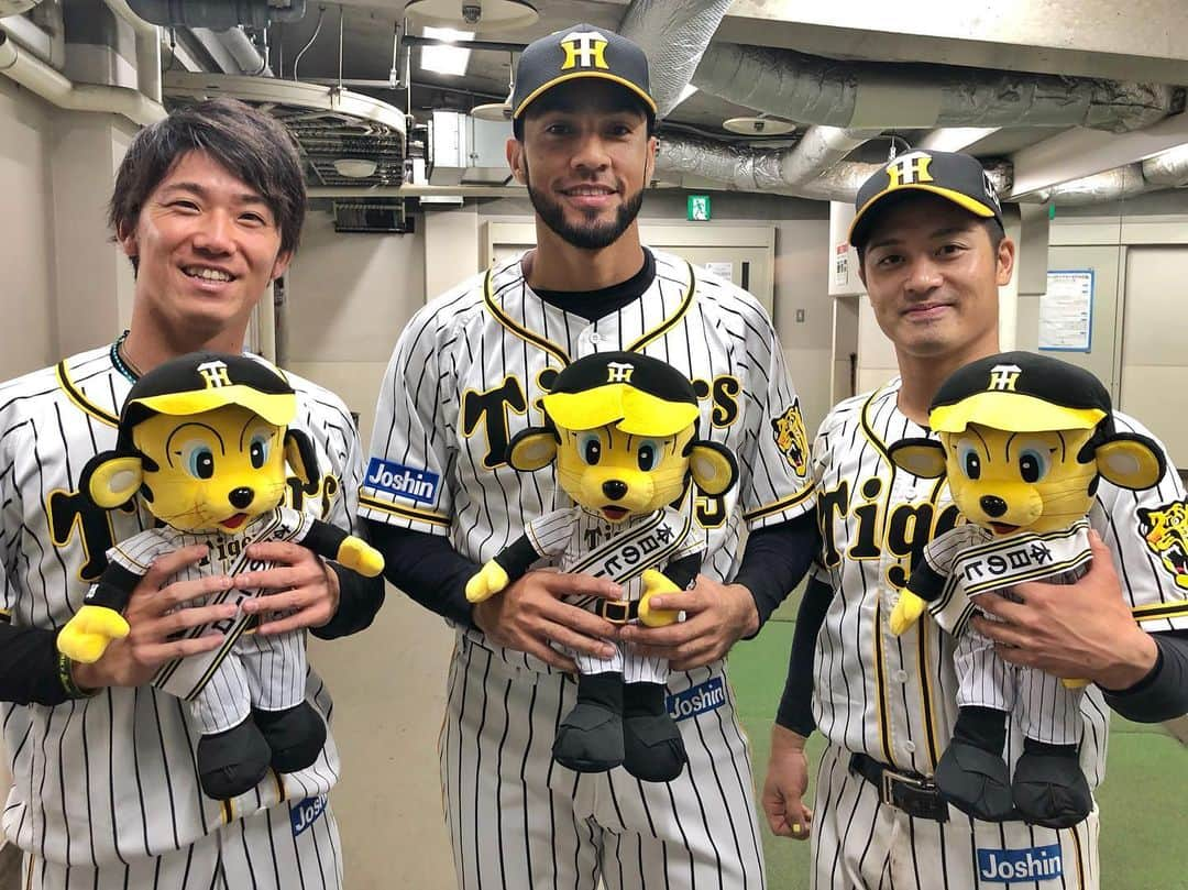 阪神タイガースさんのインスタグラム写真 - (阪神タイガースInstagram)「今日のヒーロー‼︎ 7回までを無失点で抑えて9勝目‼︎伊藤選手 先制点となる犠牲フライを放った坂本選手 今日も好投で試合を締めくくり42セーブ目を挙げたスアレス投手です‼︎  #伊藤将司 選手 #ナイスピッチング #坂本誠志郎 選手 #ナイスバッティング  #ナイスバッテリー ✨ #ロベルトスアレス 投手 #セーブ王 確定✨ 球団外国人投手最多セーブ記録更新‼︎ #阪神タイガース #挑超頂」10月18日 21時34分 - hanshintigers_official