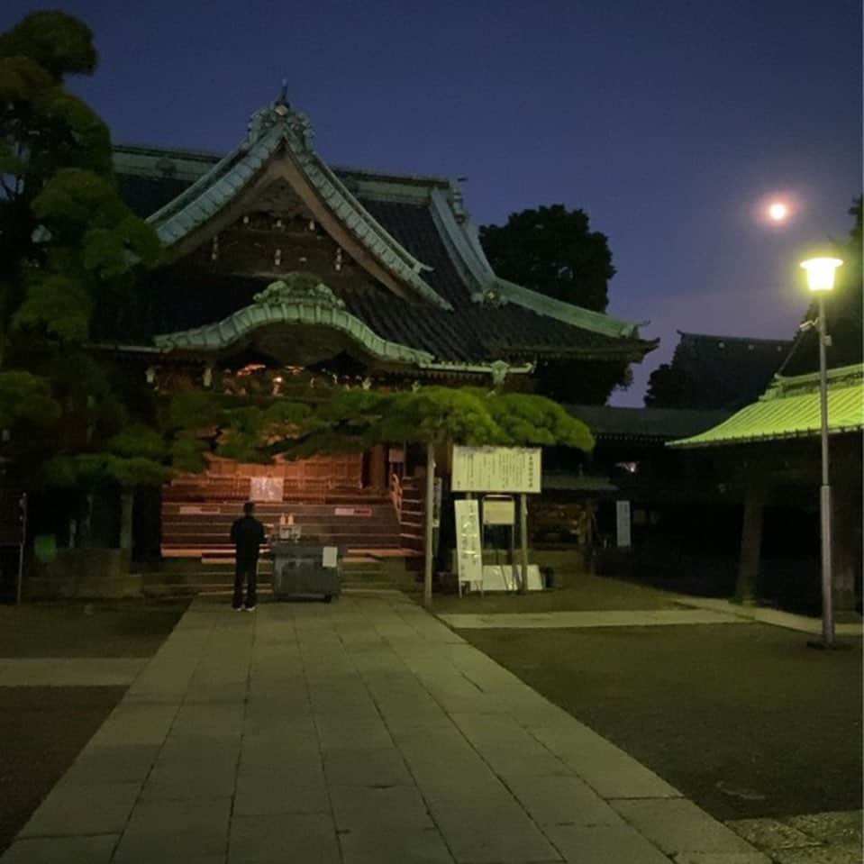 佐伯紅緒さんのインスタグラム写真 - (佐伯紅緒Instagram)「叔父の家からほど近い、柴又帝釈天の参道です。 子供の頃は『寅さん』ブームで観光客でいっぱいでした。 今でも庚申の日は賑わいます。 今宵の空には十三夜。」10月18日 21時32分 - beniosaeki