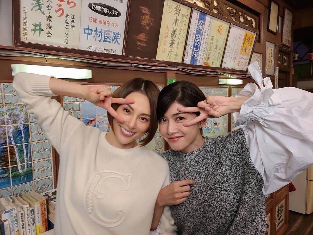 米倉涼子のインスタグラム：「ひろみちこ❤️ そして 2人してcoel のお洋服(^^)  #ひろみちこ  #内田有紀  #仲良し  @coel.official  @doctorx_official」