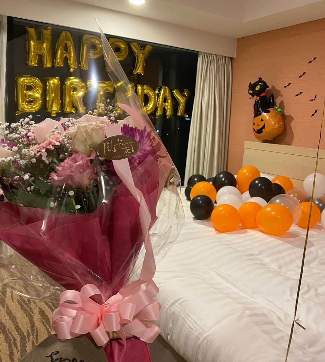 あやかさんのインスタグラム写真 - (あやかInstagram)「#🎂  my birthday.。 @tsubasa_hamasaki  が 沢山サプライズしてくれて 愛をたーくさん感じました💖🥲 結婚したい❤💍勢いw←  2人の写真📸はまた upするね🤍🤍  飾り付け🎈頑張ってくれた @yuta4400  @u_kee1993  本当にありがとう💖💖 . . #code#roomwear#balloonart  #birthday#hotel#surprise #誕生日#バースデー#ホテル女子会」10月18日 21時37分 - nanan.1250