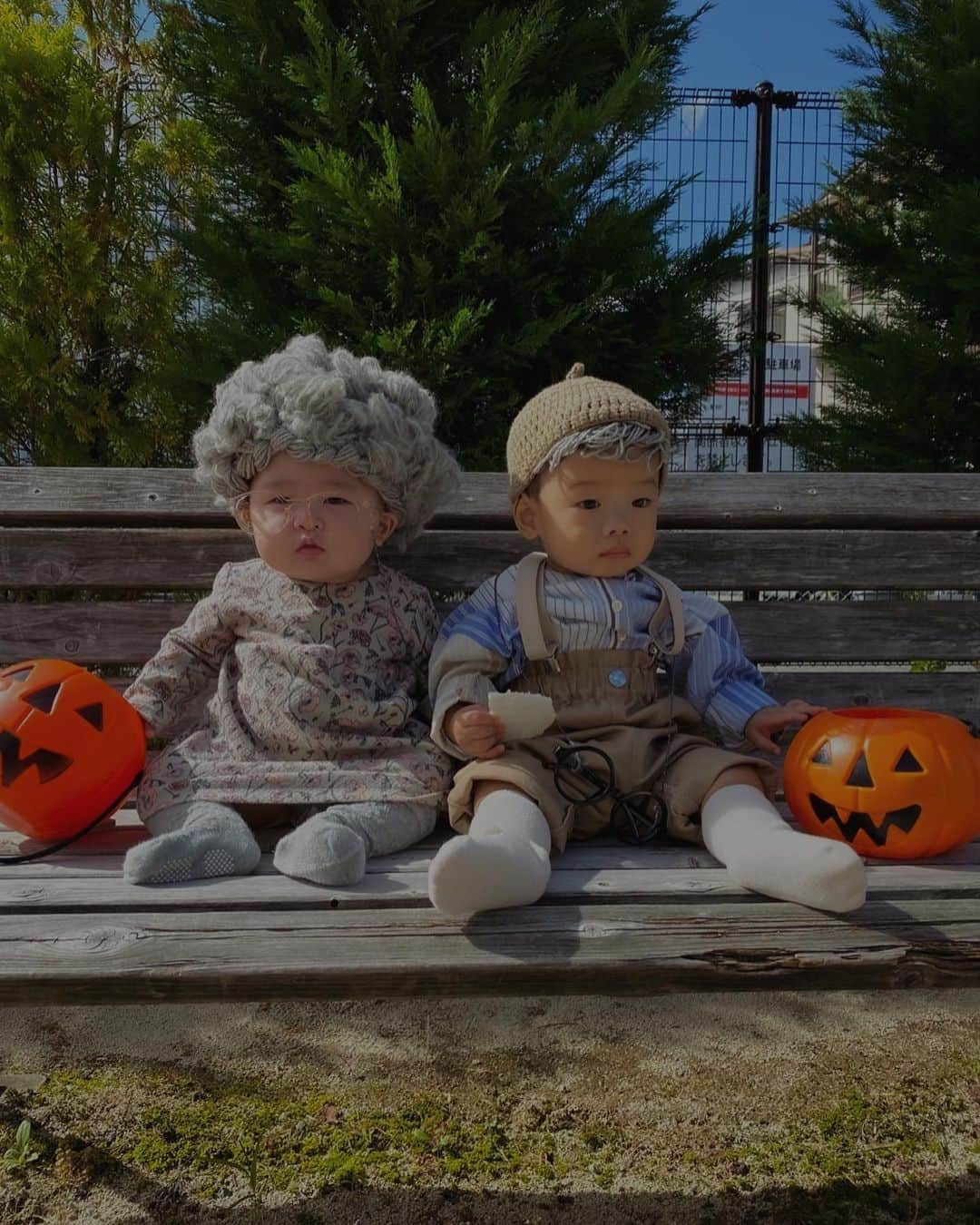 鬼辻麻衣さんのインスタグラム写真 - (鬼辻麻衣Instagram)「🎃  ちいこい老夫婦にさせられた Neiro と Kei 👵🏻 👴🏼  音色ちゃんの手作り帽子が似合いすぎて 笑いが止まらなかった大人達🤣 2人とも、最高でした👏 お母ちゃん達の遊びに付き合ってくれてありがとう🥺❤️  これからハロウィン投稿増えてきそう👻 見るのが楽しみ🖤  #ハロウィン #halloween  #赤ちゃんのいる生活 #赤ちゃんハロウィン #ベビーハロウィン #kytハロウィン仮装フォトコンテスト2021」10月18日 22時06分 - kitsumai