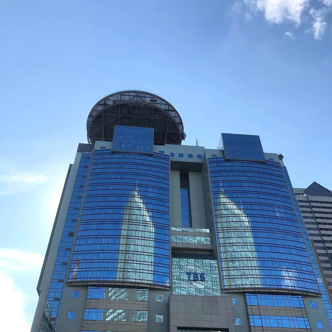 日比麻音子のインスタグラム：「気持ちよく晴れた日は 青空が社屋に映って、 空の美しさが際立つのです☀️  いい天気ですね〜🍂  #TBS #赤坂 #秋晴れの青空」