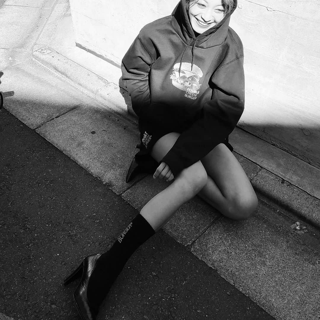 西山茉希さんのインスタグラム写真 - (西山茉希Instagram)「ジベタリアン。 再来。  撮影の時だけ地べたに座ってます。 んで、笑ってます。」10月18日 14時31分 - maki.nshiyama50