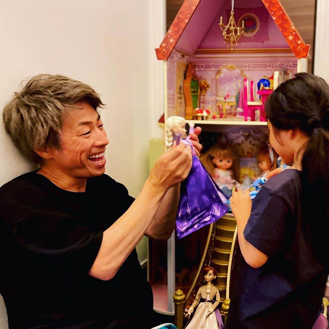 田村淳のインスタグラム：「お城の中に お人形さん達が ギュウギュウですwww ココはコロナ平気だよね？ 良いよね？と娘に聞かれた(o_o) 大人の会話をどっかで聞いてるんだなぁと 感心してしまった^_^  #4歳  #もうすぐ5歳  #あっという間に大きくなる #プレゼント何にしようかな #悟られずにリサーチ中」