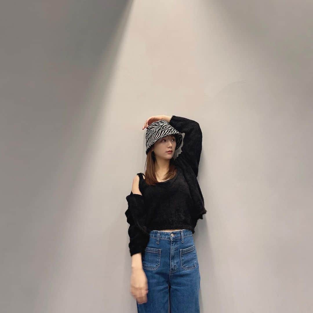 ひよんのインスタグラム：「🦓🧡  ジブラ柄は小物で取り入れるのがスキ💓 ずーっと前にお洋服購入品でジブラ柄のニット買ったら、 めちゃくちゃ似合わなくて友達にあげた🥺🤣  #ひよん」