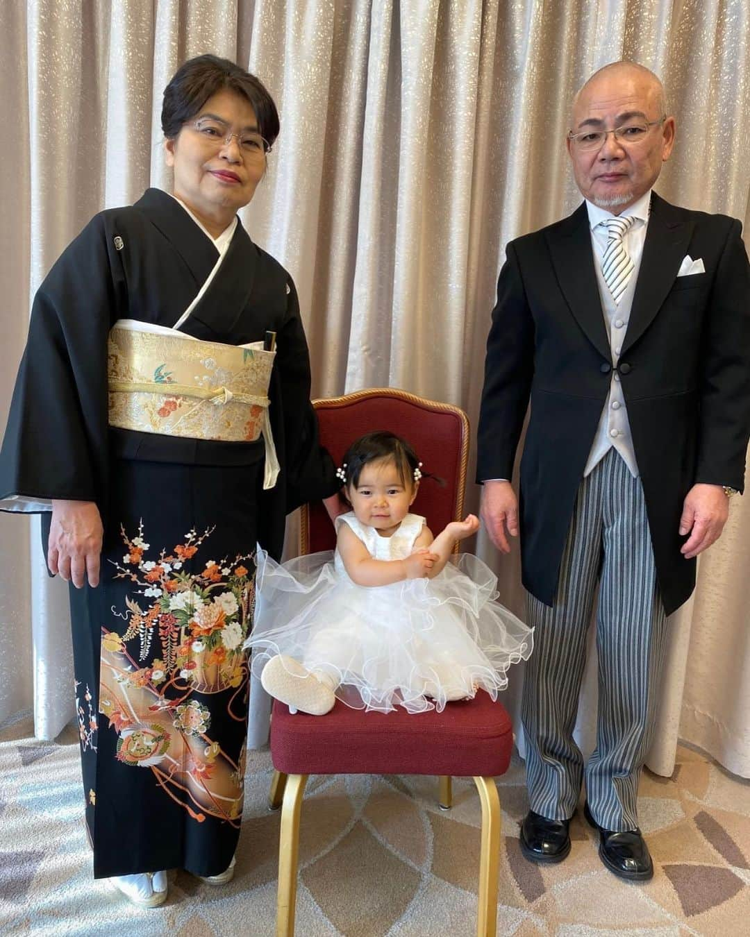 クロさんのインスタグラム写真 - (クロInstagram)「⁡ 弟の結婚式に参列した時のさっちゃんと じいじばあば。 ⁡ さっちゃんこの後 はじめて、もどします。 オレンジジュースを🍊🧡🧡🧡 ⁡ 初めてのことで驚きまくりました。 体調不良とかもなかったのに、、、 ⁡ キメッキメのドレスがジュースまみれになったのも懐かしい思い出、、、 ⁡ それはいいとして、うちの両親の顔が似すぎじゃない！！？ 左右対称の鏡みたい！！！ 👉🏽2枚目はじいじの髪の毛足しといてみたよ😩😩😩　長年連れ添っていると、お顔も似てくるのっかねぇぇ！！？ ⁡ #ウエディングパーティー #結婚式#familyphoto #smiling #3歳コーデ #うちのかわい子ちゃん #毎日がスペシャル #愛おしい瞬間 #キッズコーデ #smiling #可愛い #ありがとう #ファッション #大好き #tokyo #コーデ #女の子ママ #ママリ#コドモノ #子どもの日常をもっと写真に #mamagirl #ママカメラ #おやこーで #リンクコーデ #cordinate #親バカ部 #あいのり #ちびクロコーデ #ちびクロdiary」10月18日 15時18分 - kuro_risa