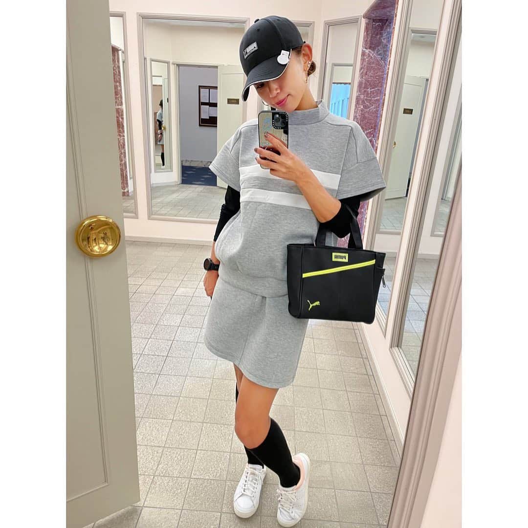 坪井ミサトのインスタグラム：「. . ちょっと前のゴルフ⛳️ 最近スライスしなくなったんだけど この日はなぜか右ばっかりで… 少し左を向いて打ちました😅 . ゴルフって日によって 違うから難しい😅 安定して打ちたいなぁ🥺 . みなさんの悩みは何ですか？？ . ウェアは同じ "スワローズ勝利の女神"MCの @takayanagi_manami さんが アンバサダーをされているブランド @tigora_women さん💫 . まなみさんが私に似合うと 選んでくださいました😆 見た目だけではなく 中身も美しい…😅 ぜひ一緒にラウンドお願いします🥺 ありがとうございました💓 . . #ゴルフ #ゴルフ女子 #golf #golfgirl #ゴルフウェア #tigora #ゴルフスイング #ゴルフコーデ #スポーティーコーデ #sport #ゴルフ好き #目指せ90切り」