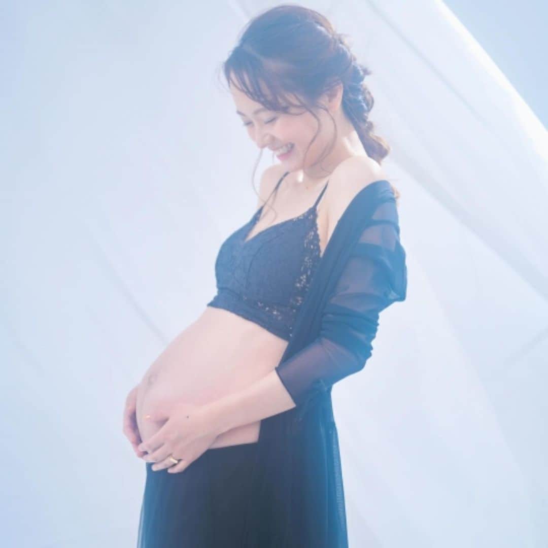 鉢嶺杏奈のインスタグラム：「牛のマタニティフォトじゃなくて 真面目な綺麗目マタニティフォトww  この時より今の方が お腹すごく出てるww babyのお腹の中の1日は すごく大きいのだなと感じてます。  1人で部屋にいると 外から聞こえる 学生たちの賑やかな笑い声 急ぐ自転車の車輪の音 風がカーテンを揺らす音 葉っぱたちの擦れる話し声 聴き慣れた鳥のさえずり  全部の音が 子守唄に聞こえて 大きいお腹をかかえながら のんびりと過ごしてます。  これがあと3週間もしないうちに 大きな泣き声も参加すると思うと 楽しみで仕方ないw  何で泣いてるのか分からない〜って 私のことだから 一緒に泣くと思うけど そのデュエットも初体験だから楽しみだわw ご近所さん❤️大目に見てねw  #マタニティーフォト #マタニティ」
