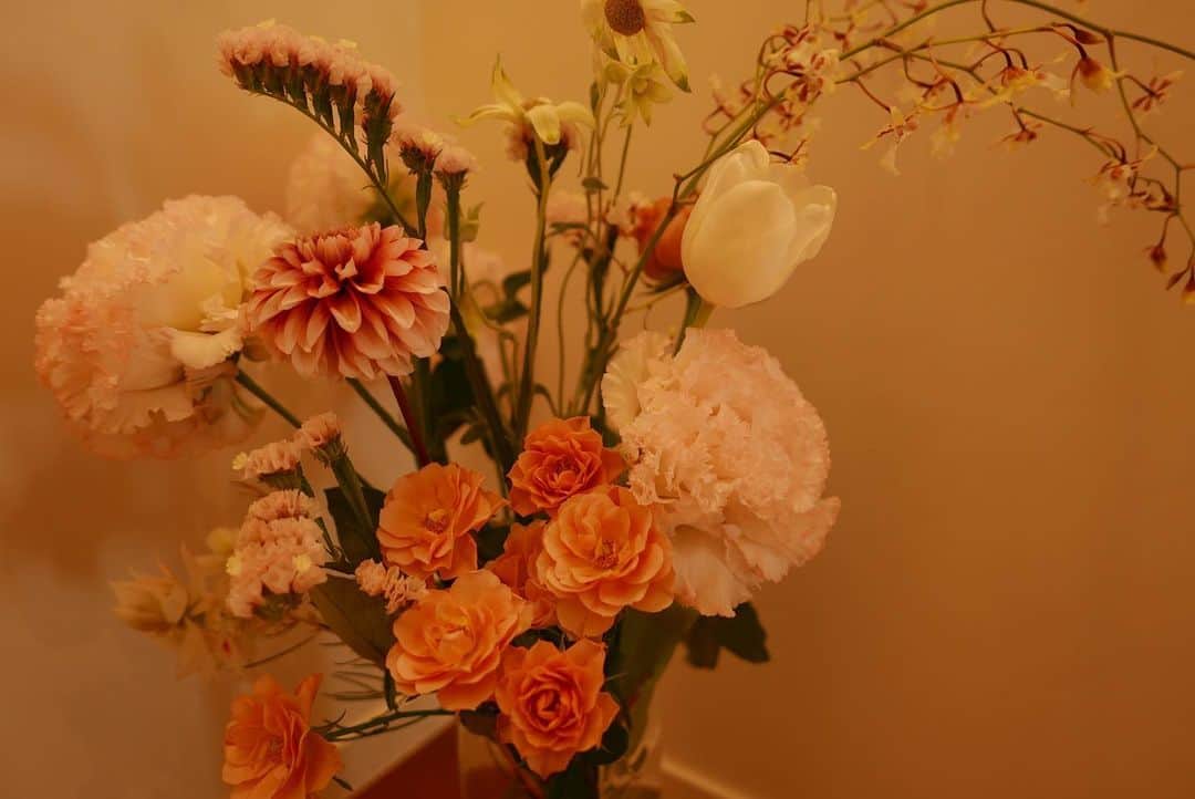 武井咲さんのインスタグラム写真 - (武井咲Instagram)「きのうの撮影で、イメージをして選びました。といただいたお花。そんなふうに選んでいただけてとても嬉しかった日。 さっきのカサブランカも。 わたしに似合うとギフトしていただいたもの。幸せな気持ちになります。  お花が枯れていくまで、日々そんな気持ちが続きます。😙　そして次の撮影までまた気を引き締めて準備するのです。！  いい週の始まりです、そうだ！！！！ ハロウィンの飾り付けもしなくては！！🎃(遅い？)」10月18日 15時28分 - emitakei_official