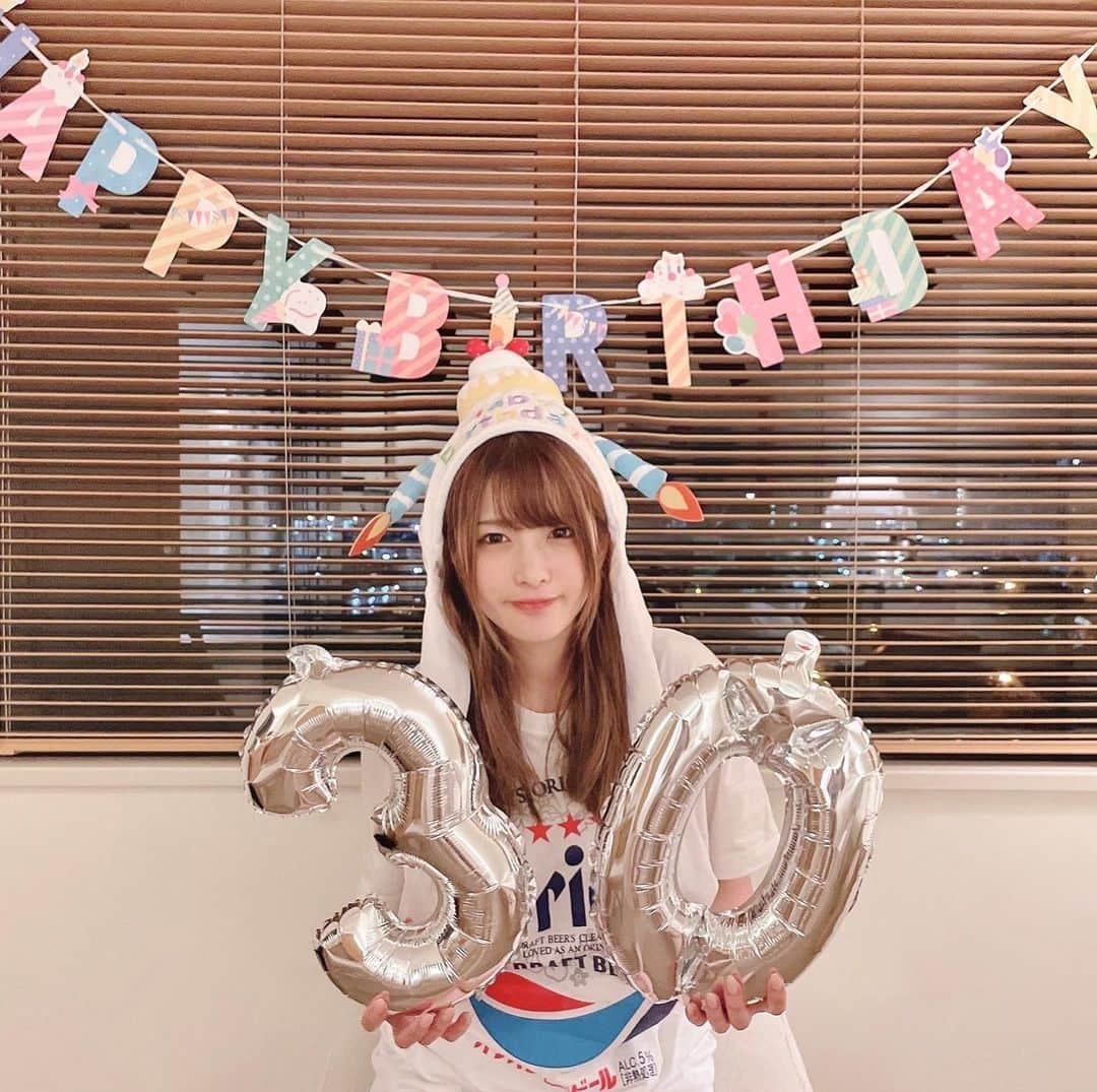 上矢えり奈さんのインスタグラム写真 - (上矢えり奈Instagram)「＊-＊-＊-＊-＊-＊-＊-＊. . ちゃんとかいてなかったので、 改めて…(● ˃̶͈̀ロ˂̶͈́)੭ꠥ⁾⁾ 2021.10.15で30歳になりました！ . 実際は、三十路という実感もなく もう30年も生きてるのかあっていう 気持ちと、えっもう30年？！っていう 謎の気持ちが入り混じってます笑 . 20代は、アイドルというお仕事で たくさんの方と出会い支えてもらい 苦しいことも悲しいことも 沢山あったけど、振り返ってみたら 今だから笑える楽しい思い出ばかりのような気がします☺️ それも応援してくださるファンの皆様、 いつでも帰れる場所をつくってくれてた家族、 お仕事で関わってくださった皆様、 共にたくさんの時間を過ごした戦友たちが いたからだなと思います(*´◒`*) いつもありがとうございます！！ . 30代になったからといって 別段変わることはありませんが、 一つの人生の節目として、 気持ちを新たにして、 これからも常に目標を持って 輝きを失うことなく、 毎日笑顔で楽しいことを していきたいなと思います🥰 三十路上矢も宜しくお願いしますー！ . erina. . ＊-＊-＊-＊-＊-＊-＊-＊. . #バースデー　#三十路　#birthday #上矢えり奈」10月18日 15時43分 - k.erinyann