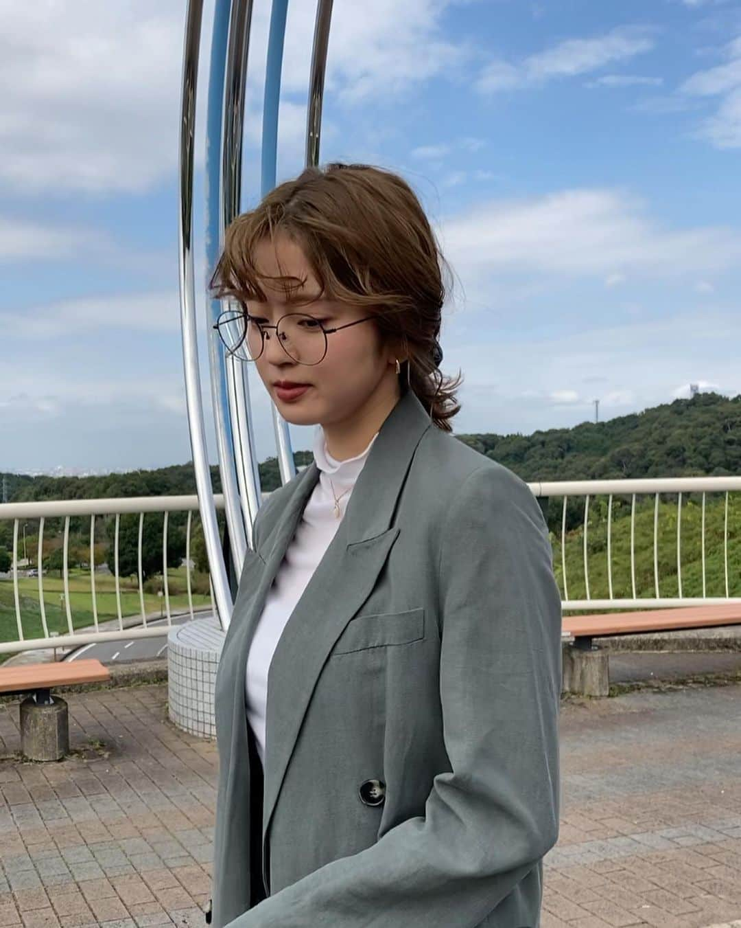 鈴本美愉さんのインスタグラム写真 - (鈴本美愉Instagram)「.  long sleeve tee/skirt/necklace/earrings/hair accessory @muleau_official  jaket @zara  boots @stylenanda_korea  bag @orsetto_official  grasses @jins_japan   タートルのホワイトと、スカートのブラウンはアイテムの中でも合わせやすいカラーです🐨」10月18日 15時54分 - suzumotomiyu125