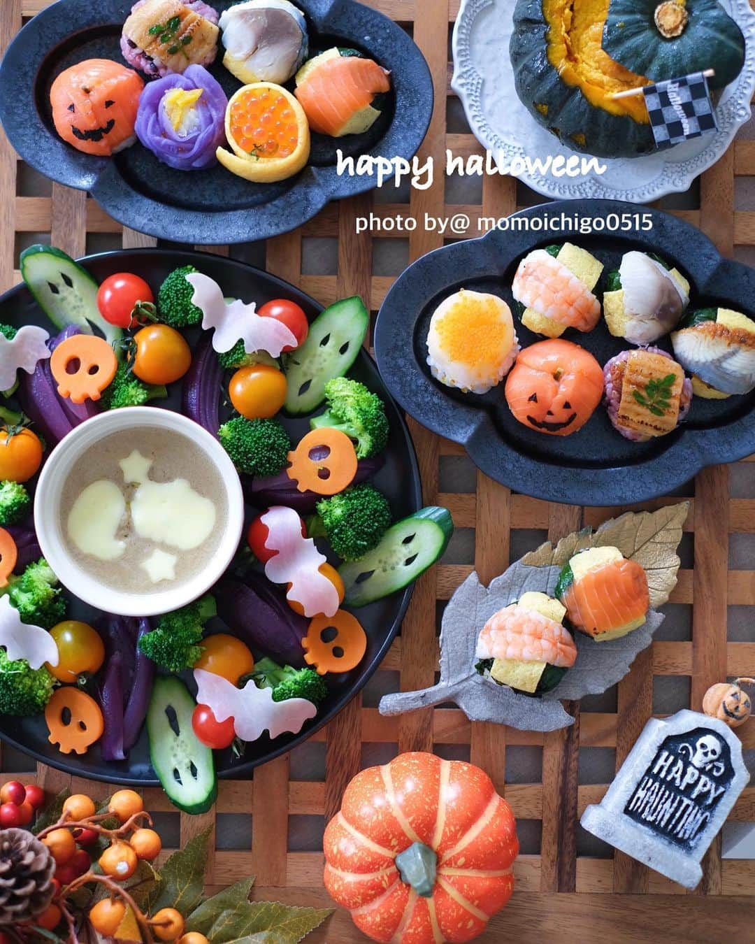 YASUKO TAKESUEのインスタグラム：「. こんにちは〜☺️💕. ハロウィンが近づいて来ましたね🎃🎃🎃 . . @umemori_temarisushi 様から めちゃくちゃ可愛い手鞠寿しが届きました😍💕 . . ⭐️「ハロウィン手鞠わさび葉寿し15個」 . 今だけ特別仕様で大変身の可愛い手鞠寿しになってますよ！🎃 . サーモンがジャックオランタンに👍💕 . いくらの手鞠寿しや大粒の帆立の手鞠寿しなど豪華で可愛く 大人も子供も大興奮間違いなしの商品になってます💝 そして 限定色の あわ藤華手鞠になって新登場✨✨✨ハロウィンパーティーにぴったり🎉🎃 . 我が家も少し早いハロウィンパーティーしま〜す😆👍🎃💕 . . 只今 10月31日までお寿司が当たるプレゼントキャンペーン開催中ですっ！😍💕  . 抽選で1名様にお寿司プレゼントです✨✨ . 応募方法など 詳しくは7〜8枚目の写真をご覧くださいませ🙇‍♀️💕 . .  . #うめもり2021ハロウィン #ハロウィン #ハロウィンごはん #キャンペーン #おうちごはん #ハロウィンパーティー #奈良グルメ #お祝いごはん #お取り寄せグルメ #秋ギフト #秋グルメ #秋お取り寄せ #季節を感じられる一品 #ギフトセット #ギフトグルメ #ギフト大賞2018受賞 #贈り物に最適 #贈り物におススメ #贈り物 #手鞠寿し #手毬寿し」