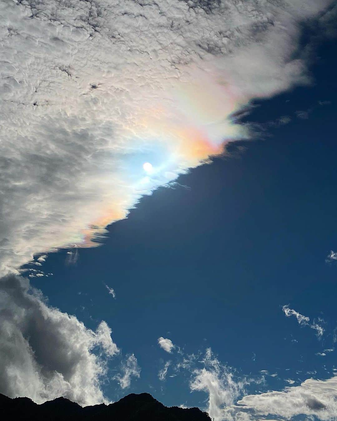 浅田舞さんのインスタグラム写真 - (浅田舞Instagram)「𝙟𝙪𝙢𝙥!!!!!!!!!!!!!!!!!!!☁️🌈#彩雲  ⁡ 素敵な瞬間を見ることができてラッキー♬ お天気最高!!!!」10月18日 16時07分 - asadamai717