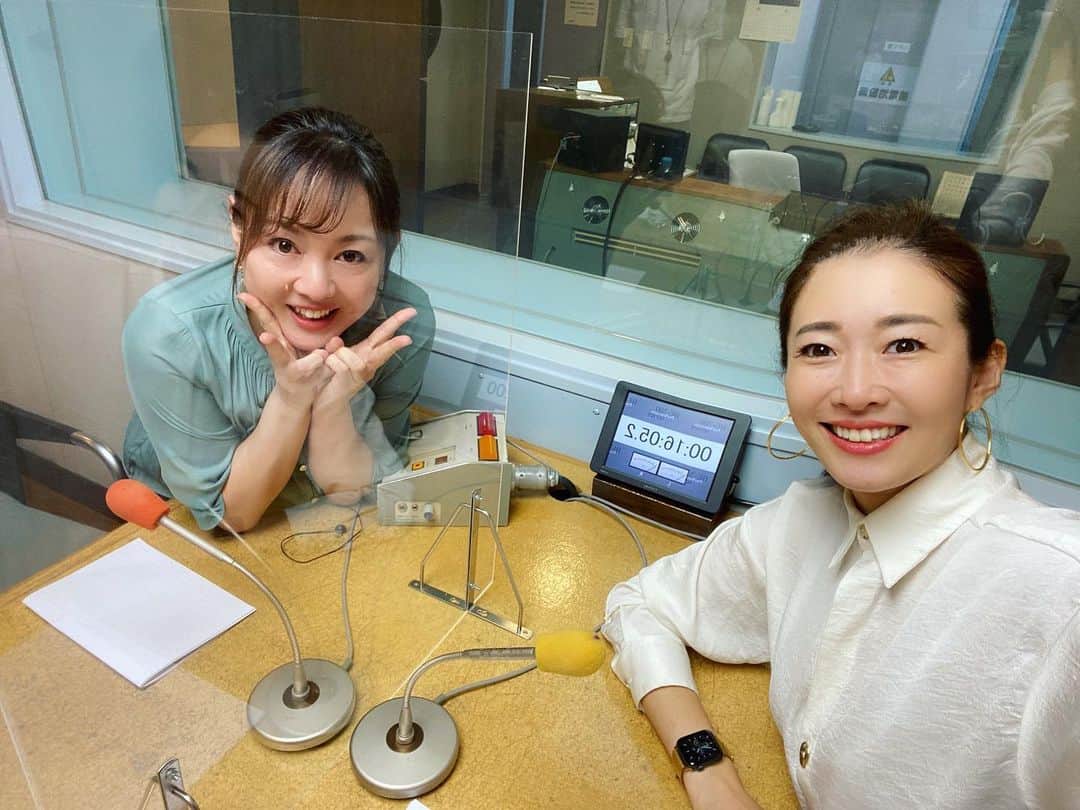 村西利恵のインスタグラム：「✔︎ きょうの深夜です📻 ⁡ 月に1度、藤本アナと担当している ⁡ ラジオ大阪「カンテら！」 ⁡ めったにお世辞を言わない宇佐見ディレクターが ⁡ 「きょうのオープニングはギャラクシー賞ものです」 ⁡ とボソッとつぶやいた😳 ⁡ 本人たちは必死で言いたいこと言ってたのであまり自覚はないですが ⁡ ぜひお聴きください❤️ ⁡ 写真の藤本さんの目が赤く腫れているのも ⁡ オープニングトークの名残りです🤣🤣🤣 ⁡ きょう10/18(月)深夜27:00〜 ⁡ 放送後は1週間ほどradikoでもお聴きいただけます❣️ ⁡ ⁡ #カンテら #ラジオ大阪 #OBC #カンテレ #藤本景子 #村西利恵 #膨張する村西 #号泣する藤本 #実はあと1回 #お聞き逃しなく」