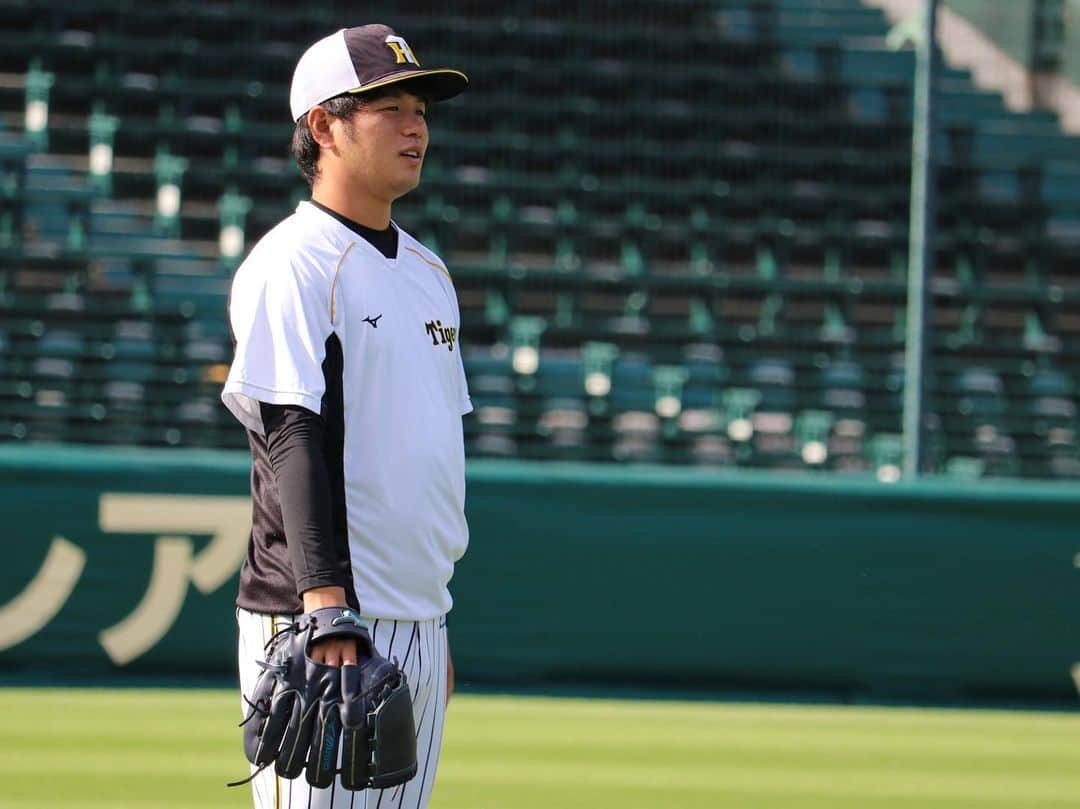 阪神タイガースさんのインスタグラム写真 - (阪神タイガースInstagram)「今日も甲子園でカープ戦‼︎ 試合前練習の様子です。  #中野拓夢 選手 #髙橋遥人 選手 #山本泰寛 選手 #植田海 選手 #原口文仁 選手 #阪神タイガース #挑超頂」10月18日 16時48分 - hanshintigers_official