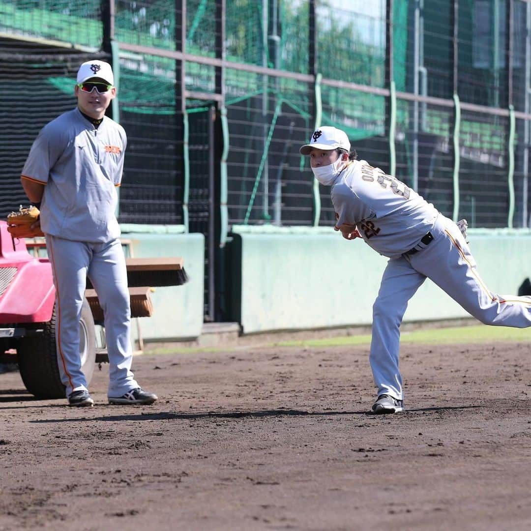 読売巨人軍さんのインスタグラム写真 - (読売巨人軍Instagram)「#ともに強く #連写 #連写シリーズ #大塚尚仁 打撃投手 #丸佳浩 選手 #投球練習 #チェック #持ち球披露 #巨人 #giants #ジャイアンツ #読売ジャイアンツ #野球 #プロ野球 #東京 #tokyo #わっしょい #わっしょいベースボール」10月18日 17時13分 - yomiuri.giants