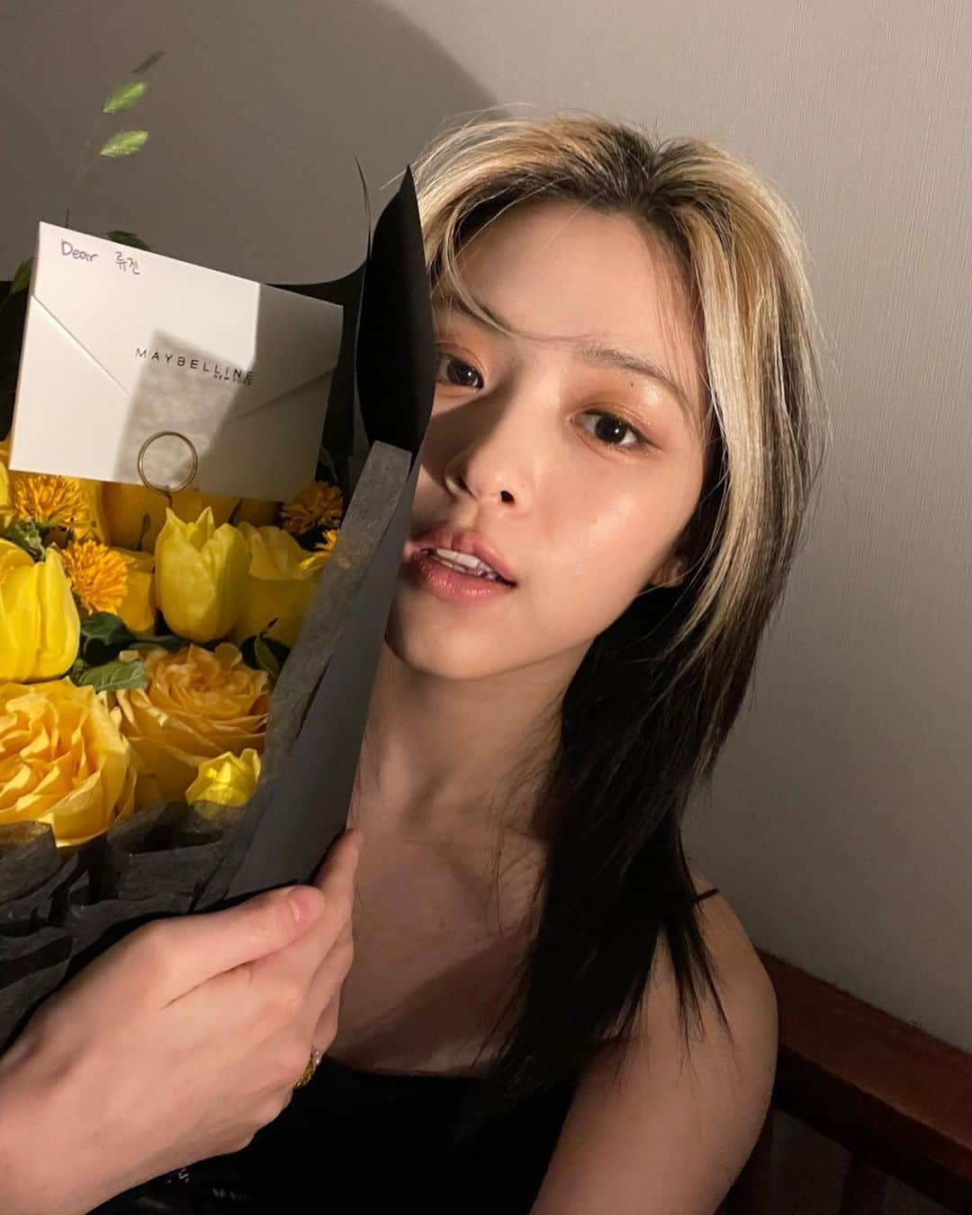 ITZYさんのインスタグラム写真 - (ITZYInstagram)「Gift from maybelline🌼」10月18日 17時42分 - itzy.all.in.us