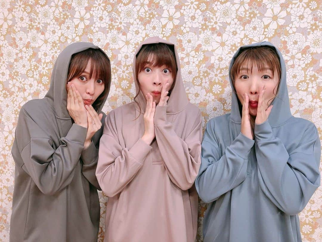 岩野理沙さんのインスタグラム写真 - (岩野理沙Instagram)「さいきっciao⭐  衣装は @outlet_jcosmotownsaiki   イヤリング @yuu.2210   スタジオのお花 ルフルールデショウ  ヘアアレンジは 美容組合佐伯支部の 皆さんでした🤗  今回私は色々グリーンで まとめてます♥️♥️♥️  皆さんいつもありがとうございます🥰  唄げんか焼きおいしかったーー🥰🥰🥰  #さいきっciao #ケーブルテレビ佐伯　#ヘアアレンジ　#green　#三つ編み　#佐伯　#大分　#oita #saiki #イヤリング　#可愛い　#シュシュ　#お揃いコーデ　#宇目　#唄げんか焼き　#パーカーコーデ」10月18日 18時08分 - risaiwano