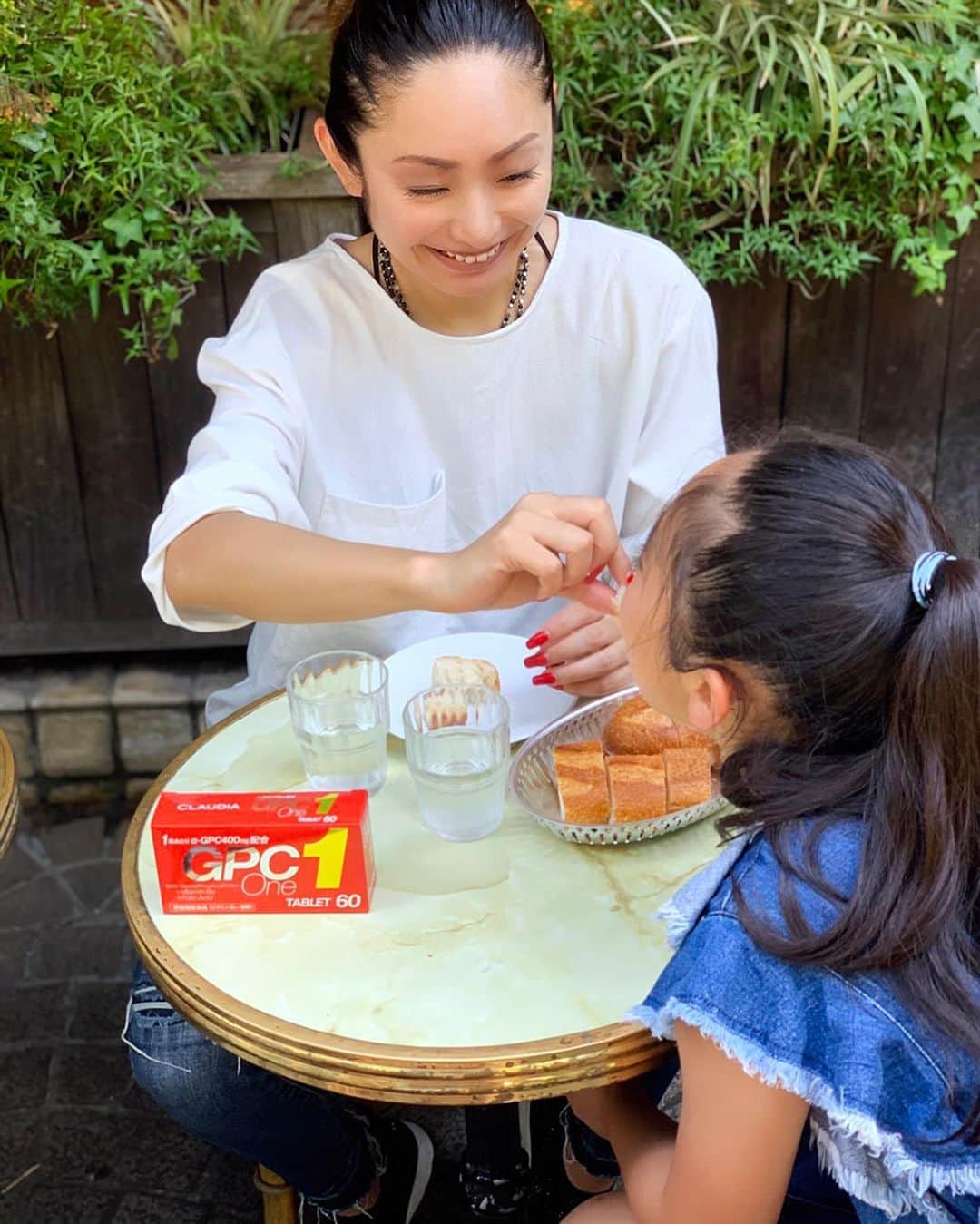 安藤美姫のインスタグラム：「It's suddenly getting cold in the morning and at night here in japan💦 But It's been a comfortable season during the day🍁😊 The breeze was pleasant and the food I ate outside was more delicious than usual and I enjoyed it. Don't forget the "GPC1" supplement that is good for nutritional supplements that cannot be supplemented with meals💪💪💪  My daughter has grown up recently, she is still a sweetheart and I am looking forward to her future growth😌😌😌  皆さん いかがお過ごしですか😌!? 朝、夜は急に寒くなってきましたが 日中は過ごしやすい季節になりましたね🍁☺️ 風が気持ちよく 外で食べる食事はいつもより美味しく感じて楽しかったです✨👌 娘が大好きな"GPCワン"サプリも忘れずに💪 食事では補えない栄養補給もこれでOKです👍😊  最近大人っぽくなってきた娘ですが まだまだ甘えん坊さんでこれからの成長が楽しみです💗 今回は オンとオフ対照的な写真でした🥰🥰🥰  @gpc1_official #gpcワン　 #GPCワン  #pr  #娘の成長が楽しみ　　 #安藤美姫 #娘 #秋 #mikiando    👇👇GPC ワン👇👇 https://bit.ly/3aHJFe5」