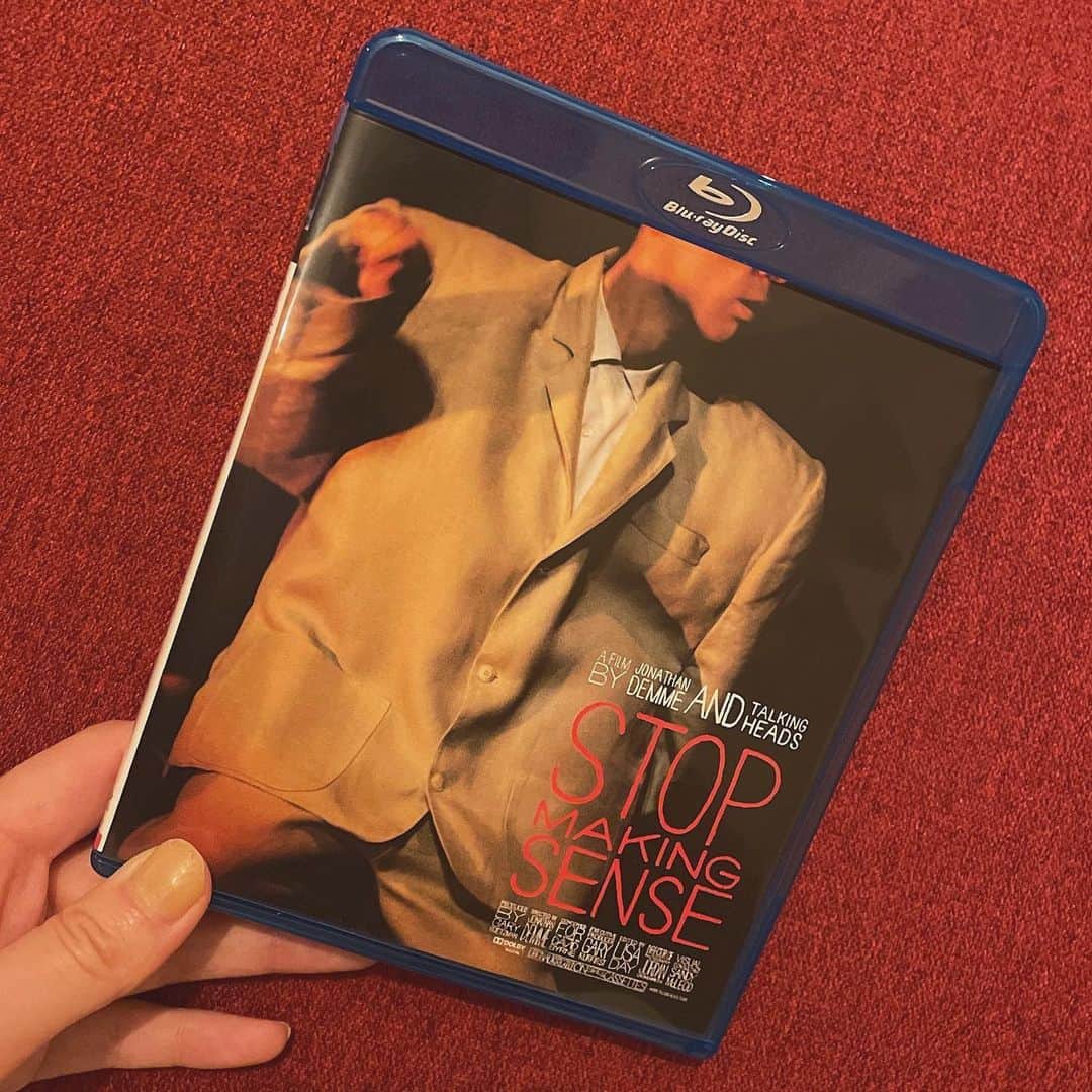のインスタグラム：「買ってよかったオブザイヤー2021  #stopmakingsense #ストップメイキングセンス #movie #bd #この夏観に行ったアメリカンユートピアが素晴らしすぎたのでこちらも即購入 #あたためてあたためてようやく観ました #ちょっとほんとにデヴィッドバーンかっこよすぎますねどうなってるんだ #映画館の経済ぶん回し」
