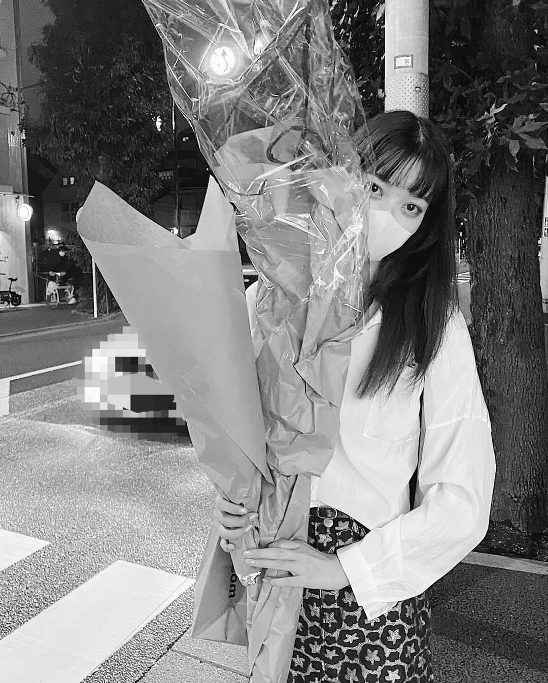 夏目璃乃のインスタグラム：「かこ ・ ・ #夏目璃乃 #rinonatsume #ノーマルカメラ  #181cm #model #過去pic  #私服  #flower」