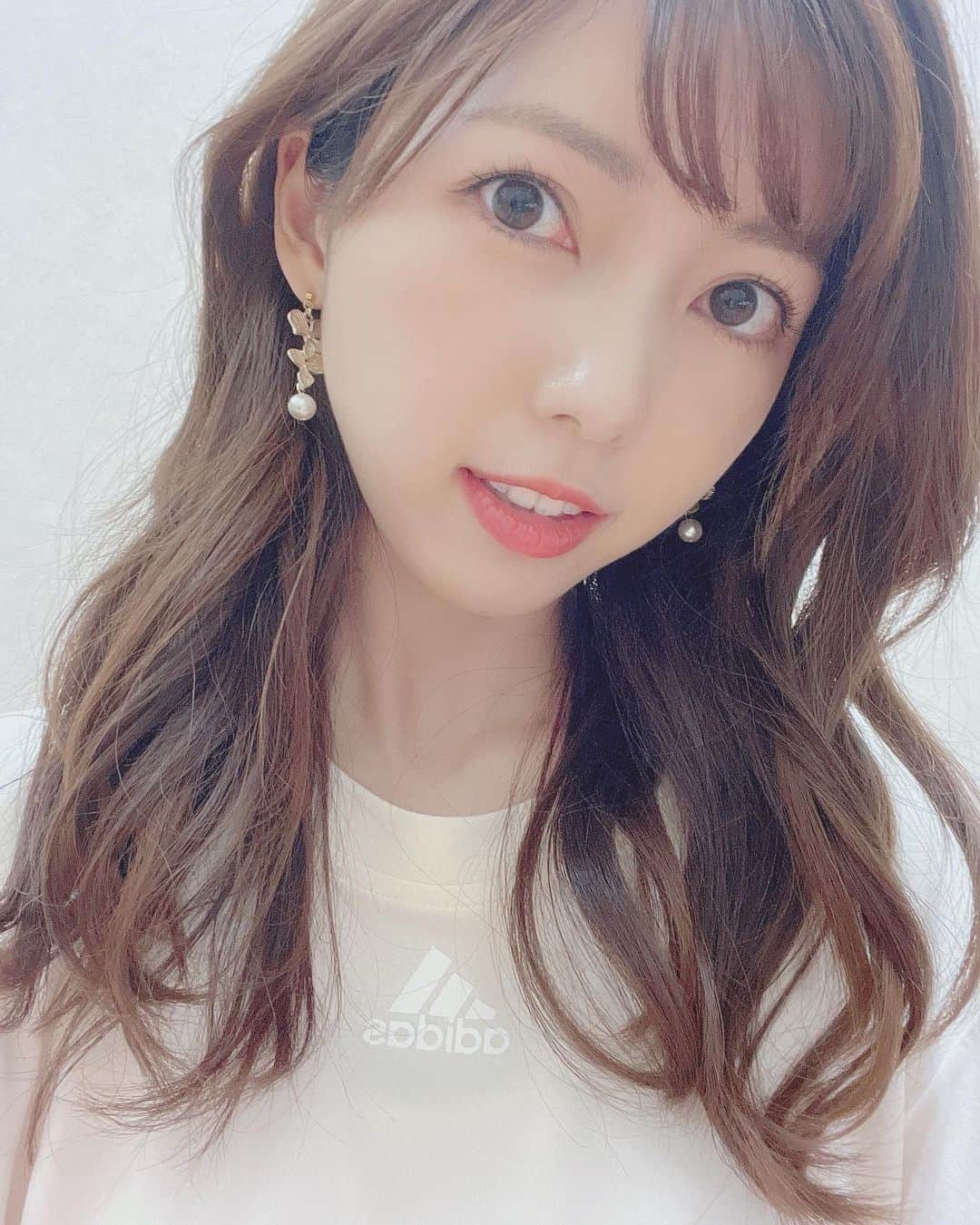 川又智菜美のインスタグラム：「🎾💕 今週も『週刊テニスNAVI』ぜひご覧ください🤍 ⁡ ▶︎インディアンウェルズ栄冠の行方 ▶︎ファイナルズ出場を懸けた争い ▶︎キャスパー・ルード特集 ⁡ などをお伝えする予定です☺️ ⁡ 衣装がシンプルだったので、 ピアスに華やかなものをチョイスしてみました✨ ⁡ 👕 @adidastokyo  ⁡ #WOWOW #テニス」