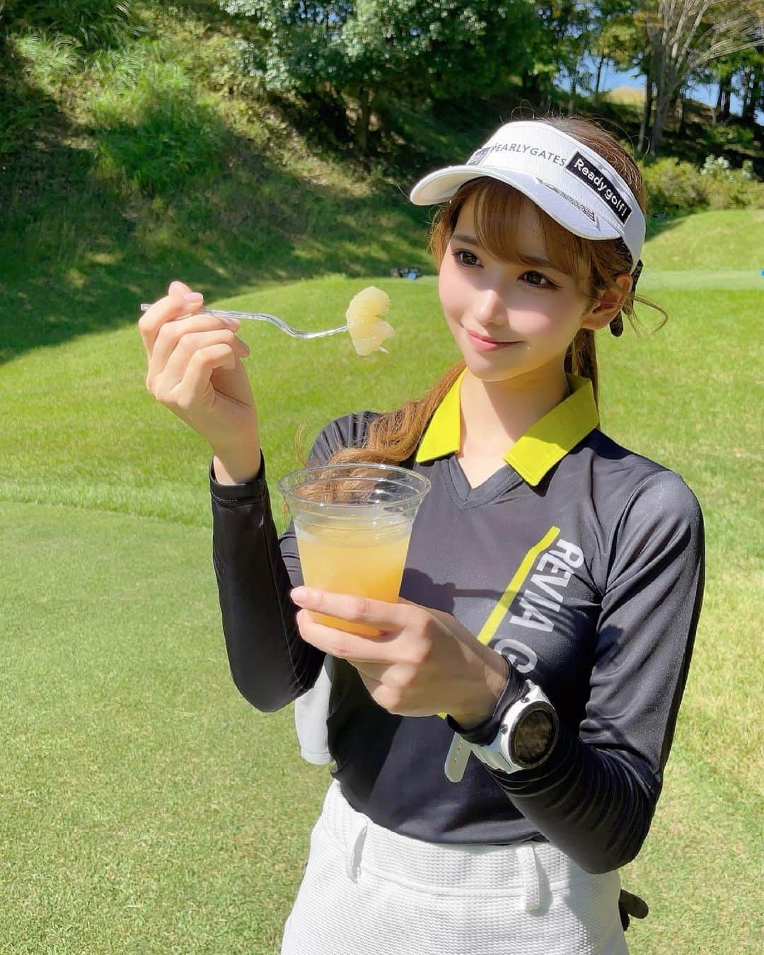 のインスタグラム：「. グレープフルーツぱくり😋💛 他のゴルフ場ではないものが置いてあると気になっちゃう🍊 . 寒くなってきたからこのトップスの上にニット着て黄色の襟出して着たいな〜💛 . #ゴルフ女子#ゴルフ初心者#ゴルフ#ゴルフ好き#ゴルフ好きな人と繋がりたい#ゴルフウェア#ゴルフコーデ#ゴルフファッション#ゴルフ女子コーデ#メイプルポイントゴルフクラブ #golf#golfwear#golfstagram#golfgirl#golflife#revia#pearlygates」