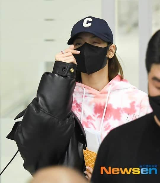 リサさんのインスタグラム写真 - (リサInstagram)「LISA safely arrived in sk. Have a good rest baby and we will see you again. 💕 . . . #LISA #LALISA #리사 #블랙핑크 #BLACKPINK #LALISAMANOBAN #LALISAMANOBAL #blackpinklisa #lisablackpink」10月18日 18時36分 - lisa.blackpink