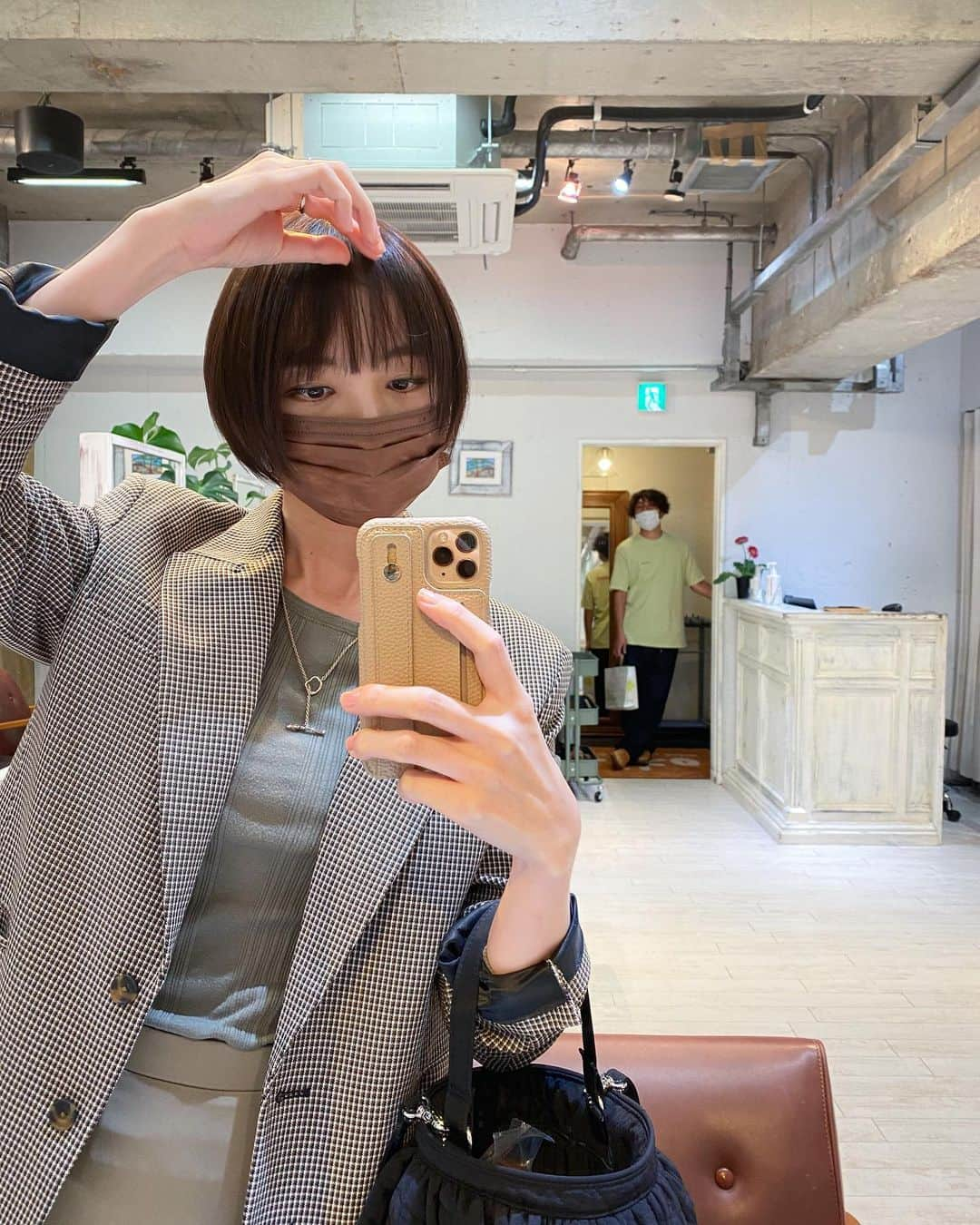 篠田麻里子さんのインスタグラム写真 - (篠田麻里子Instagram)「@liko_by_maris  @nabe__log   明日からドラマ撮影始まるので♡ 黒染め✨ いやぁ馴れない😎 休みなのに快くやってくれる渡辺さんは本当神様です🤤‼️ #秋色#ショートカット」10月18日 18時36分 - shinodamariko3