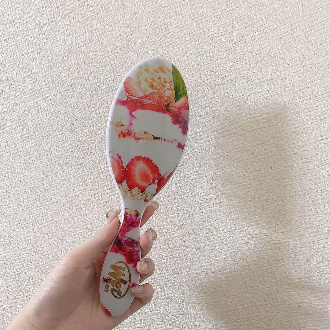 桜さんのインスタグラム写真 - (桜Instagram)「最近愛用してるウェットブラシ 紹介します！♡ 実はこのブラシ！デザインしたのは渡辺直美さんなんです！どストライクすぎる🥳🥳 華やかなデザインがすごくお気に入りなの〜持ってるだけでモチベあがる⤴︎  ドラッグストア・バラエティショップにて販売してますᐡ- ̫ -ᐡ ♡ みんなもでも是非使ってみてね👩‍❤️‍💋‍👨お揃いにしよ〜っ！  @wetbrush_japan  @watanabenaomi703  #ウェットブラシ #WetBrush #ナオミブラシ #supported」10月18日 18時37分 - sakura_0808_