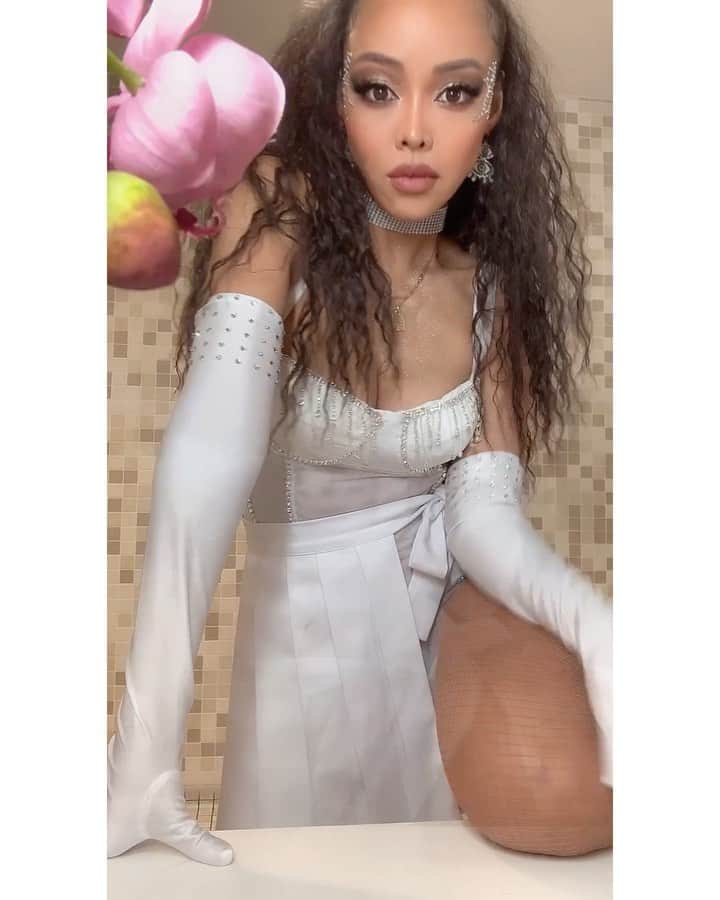 マアサ・イシハラのインスタグラム：「Why do girls take so long in the damn bathroom?  This is why🤓💡  Style by @katieqian  Makeup adviser @mylahmorales」
