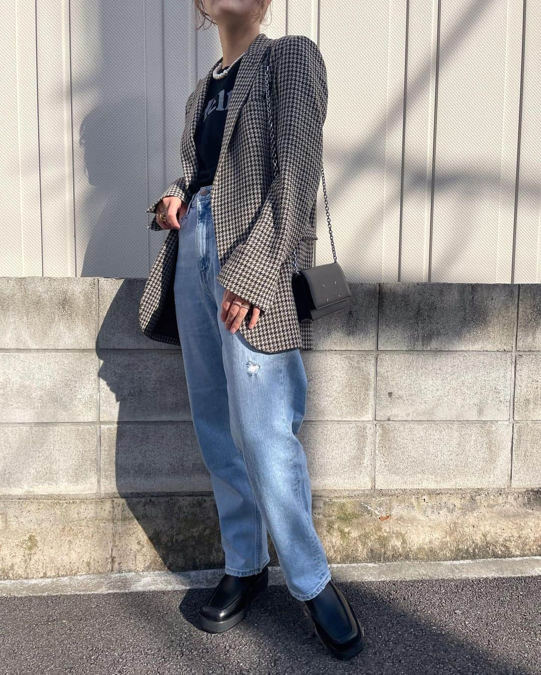 【ANN DE ARKさんのインスタグラム写真 - (【ANN DE ARKInstagram)「【 PICK UP ITEM 】 ⁡ 《 MADISONBLUE 》 LONG JK GUNCLUB CHECK ￥134,200（税込）着用サイズ：M ⁡ HELLO CREW NECK TEE ￥27,500（税込） ⁡ 《 REDCARD 》 Niceday akira - Stoned Light ￥20,900（税込） ⁡ 《 PIPPICHIC 》  SISSI Moccasin Crepe ￥53,900（税込） ⁡ 《 Maison Margiela 》 SHOULDER WALLET ￥96,800（税込） ⁡ ⁡ スタッフ身長159cm ⁡ ⁡ オフィシャルサイトの在庫と店頭在庫は共有しております。 商品に関しましては、お気軽にコメントや店舗までお問い合わせください。 ⬇︎⬇︎⬇︎ @ann_de_ark  @arknets_official #fashion #栃木 #宇都宮 #ショップ  #arknets #anndeark #annstyling #madisonblue #redcard #pippichic #maisonmargiela」10月18日 18時50分 - ann_de_ark